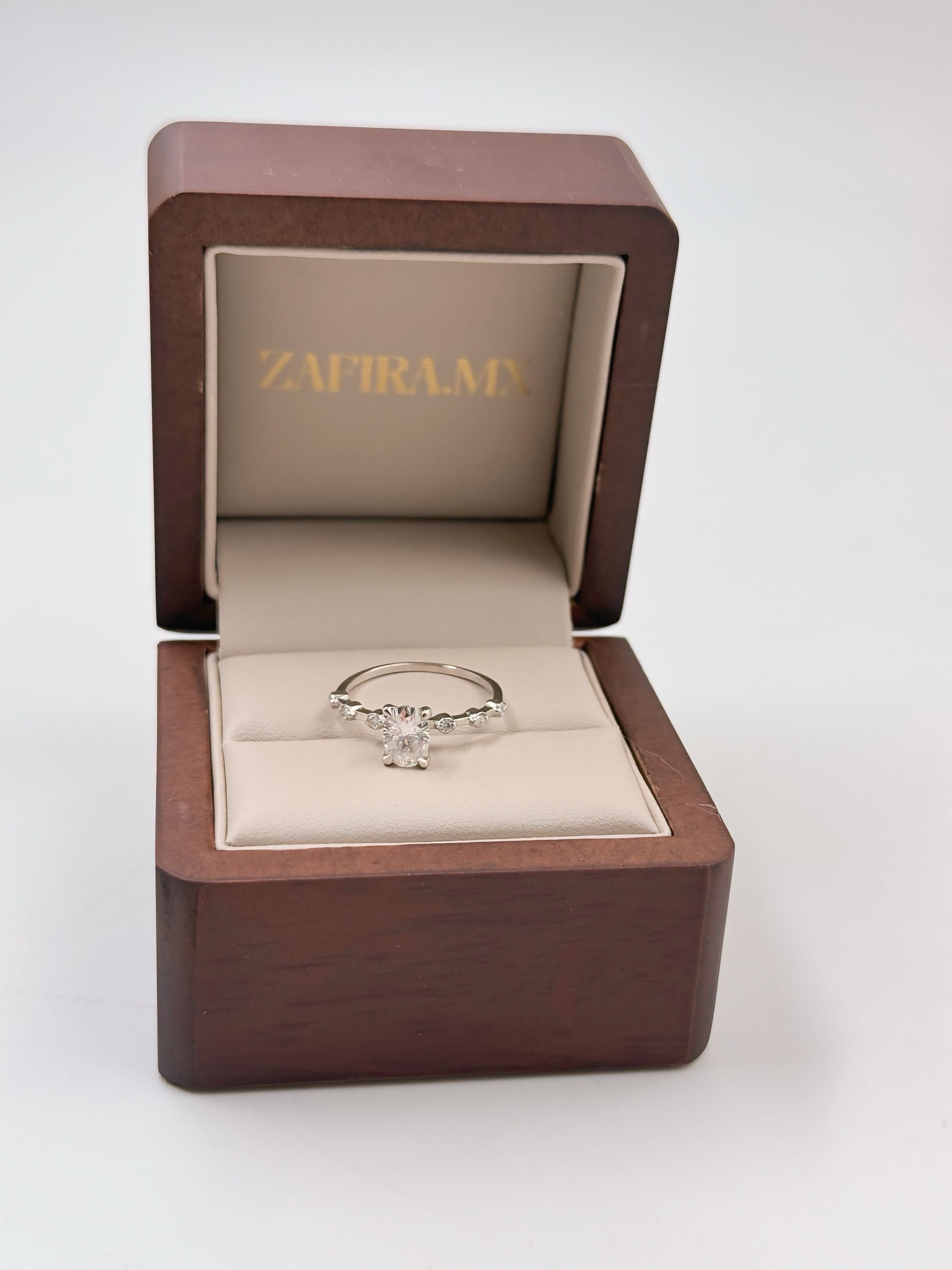 Anillo de Compromiso Eros 1.0ct Corte OVAL con Piedras Laterales- Anillo de Compromiso en Oro (10k, 14k, 18k) o Plata 0.925 y Diamante Lab-Grown o Moissanita