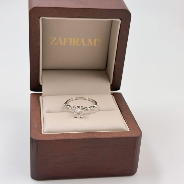 Anillo de Compromiso Eros 1.0ct Corte OVAL con Piedras Laterales- Anillo de Compromiso en Oro (10k, 14k, 18k) o Plata 0.925 y Diamante Lab-Grown o Moissanita