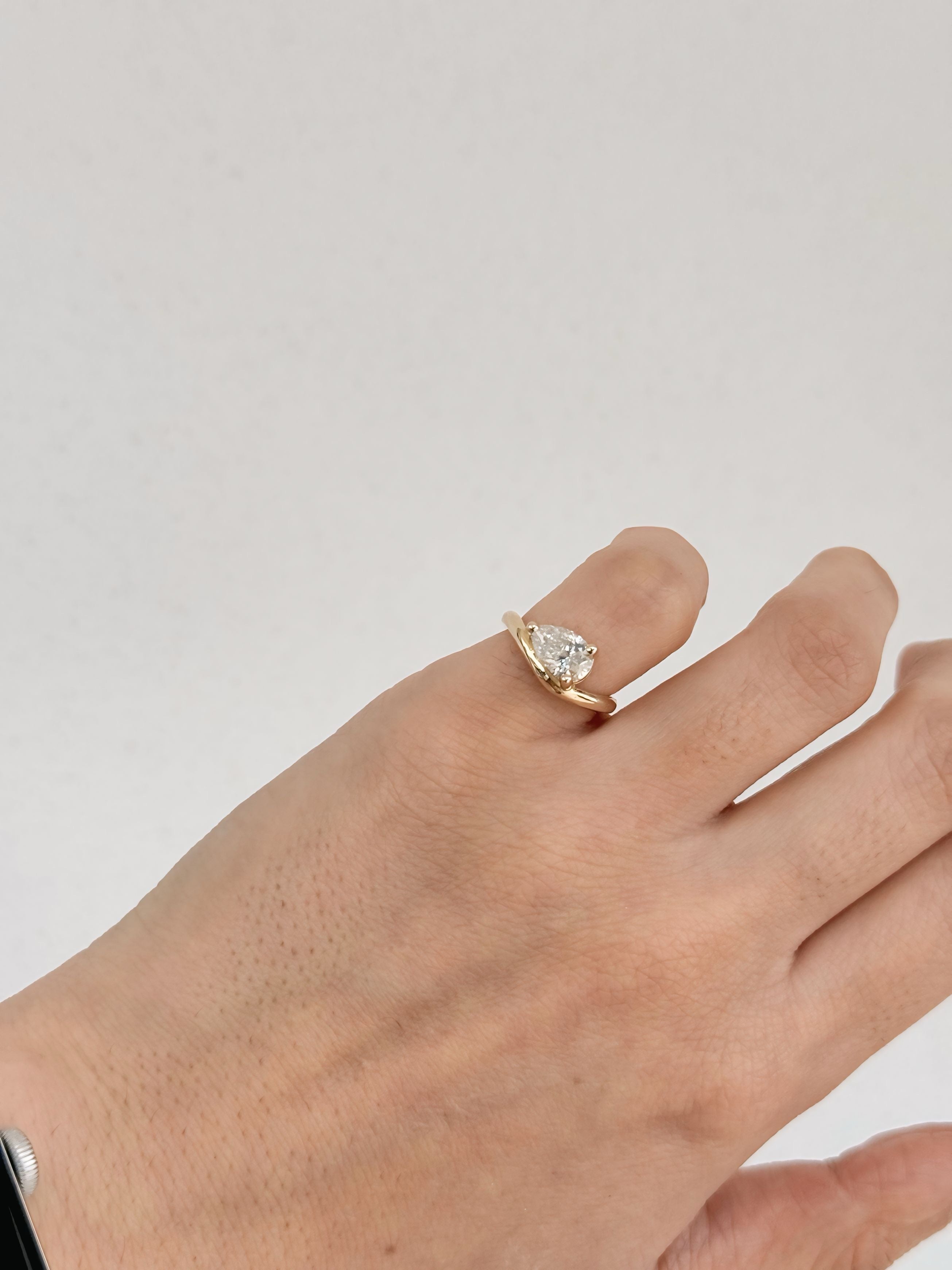 Pinky ring con Moissanita Pera 1ct