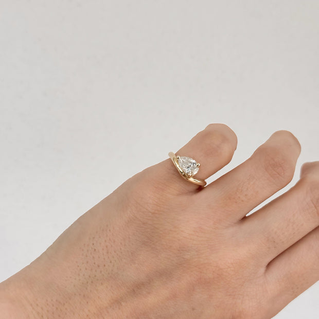 Pinky ring con Moissanita Pera 1ct