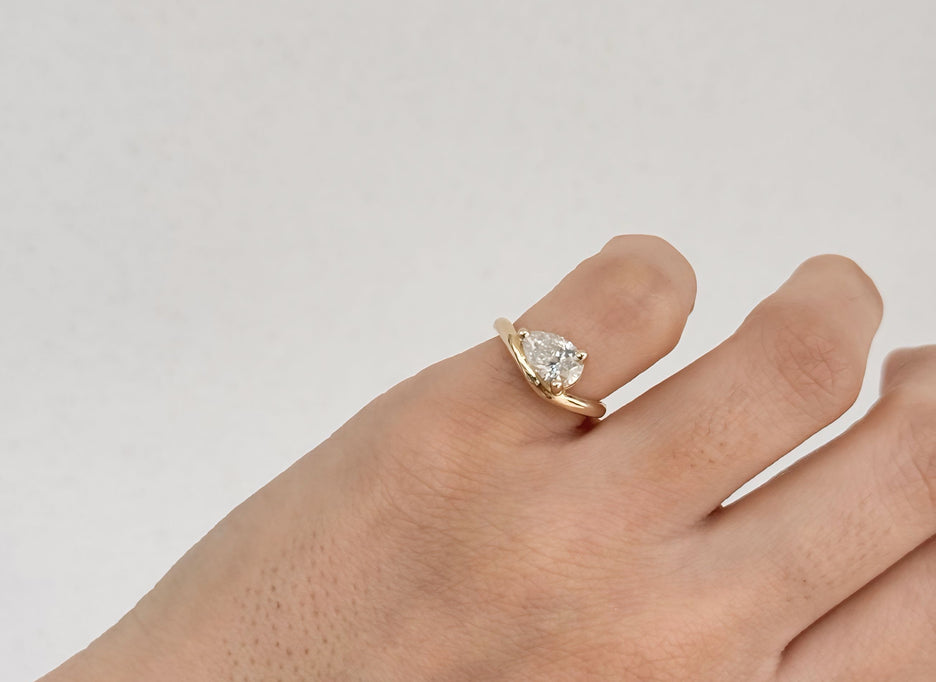 Pinky ring con Moissanita Pera 1ct - Joyería Fina en Oro Sólido (10k, 14k, 18k) o plata 0.925 — joyería hecha a mano por Zafira MX (foto 1)