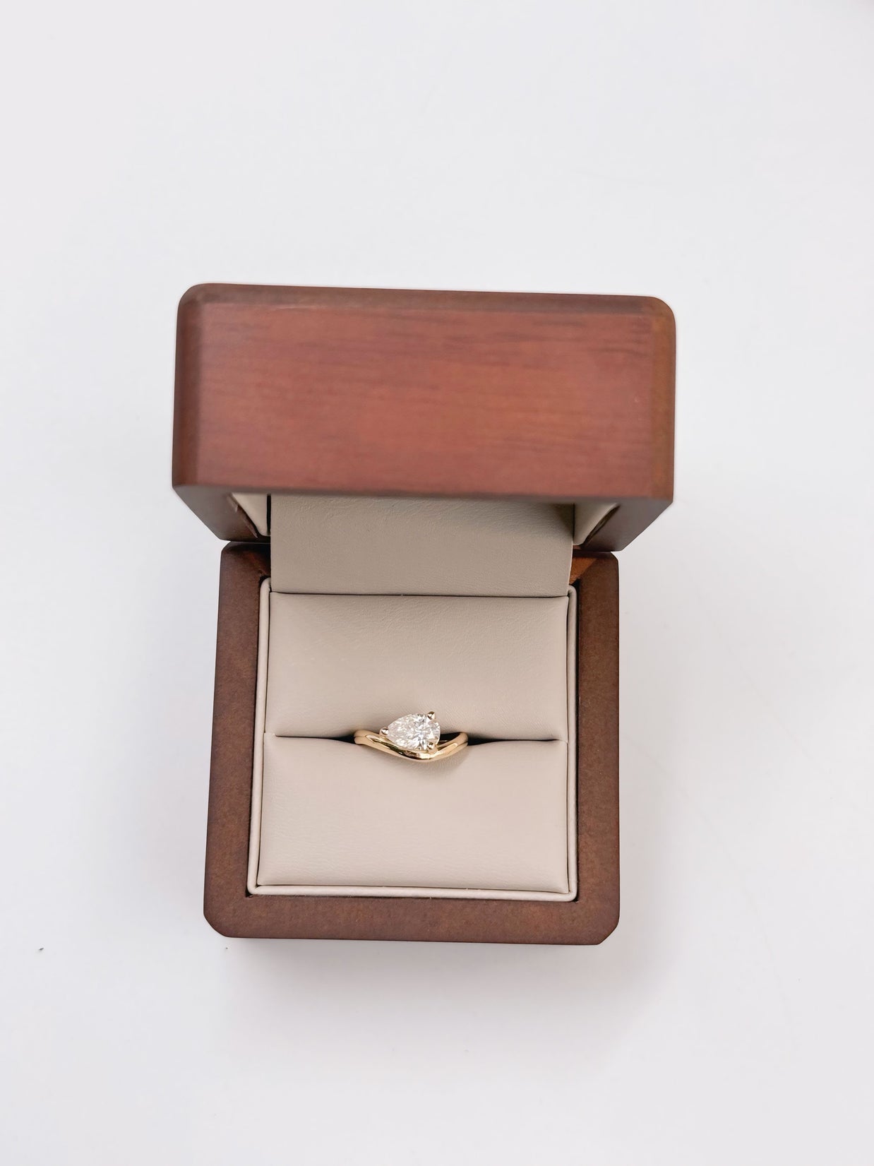 Pinky ring con Moissanita Pera 1ct