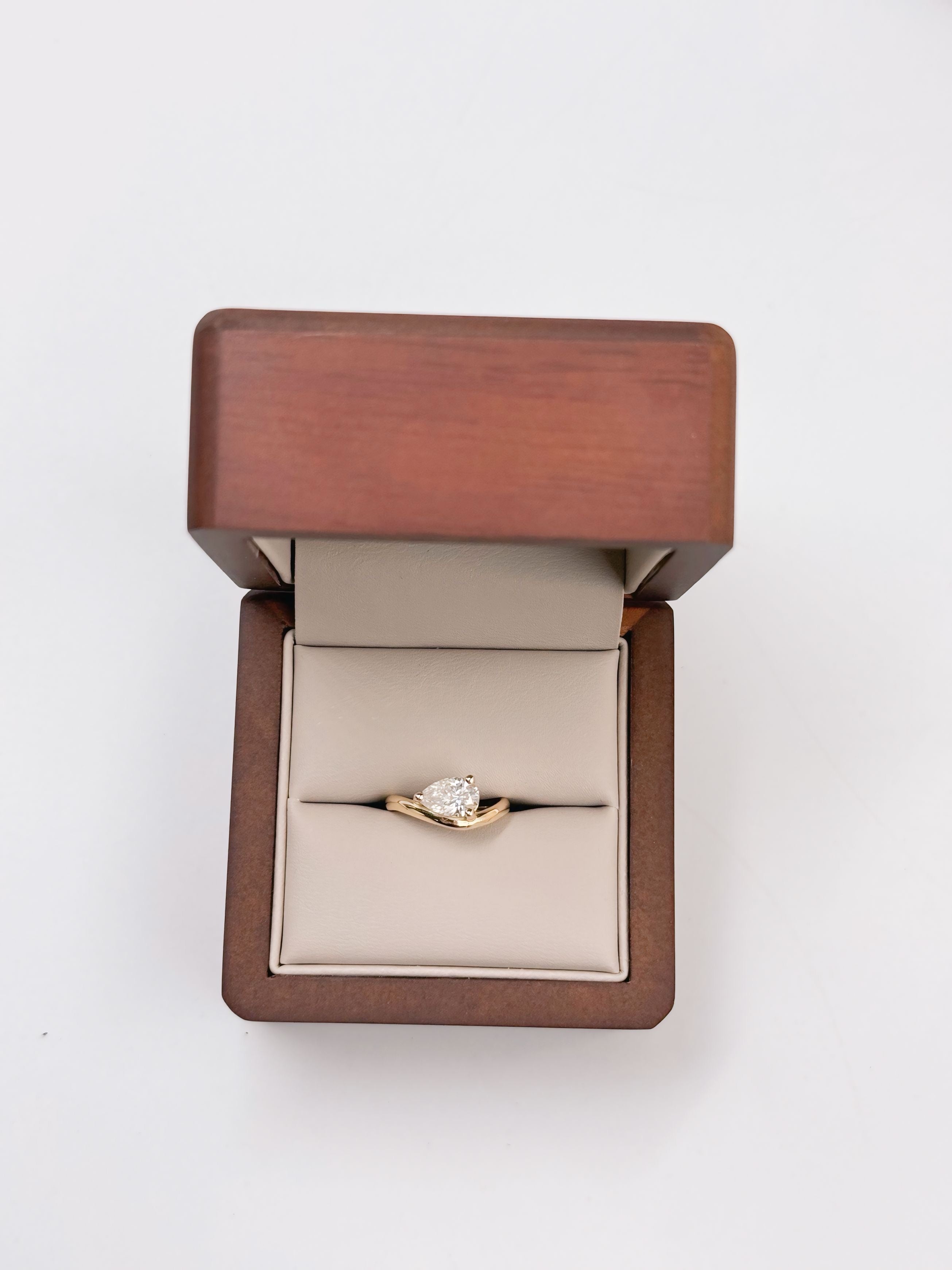 Pinky ring con Moissanita Pera 1ct