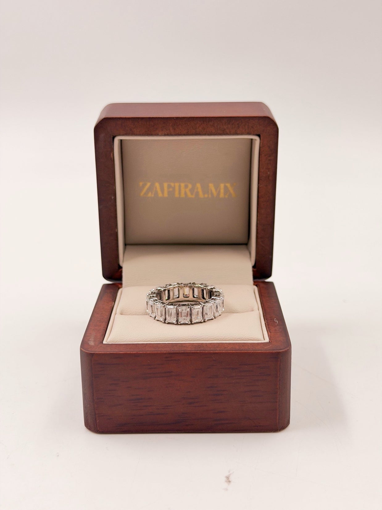 Churumbela Eternity Corte Esmeralda (Oro 10k, 14k, 18k) con Moissanita