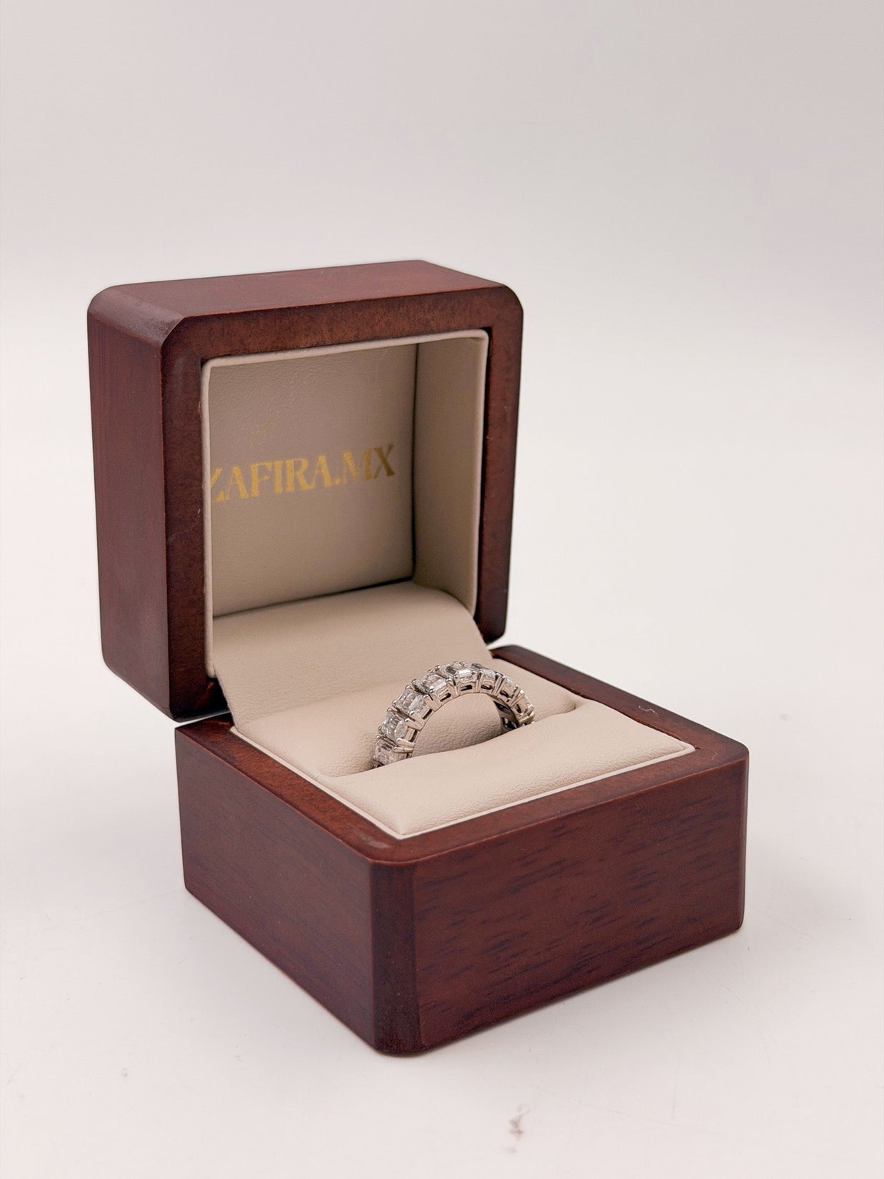 Churumbela Eternity Corte Esmeralda (Oro 10k, 14k, 18k) con Moissanita