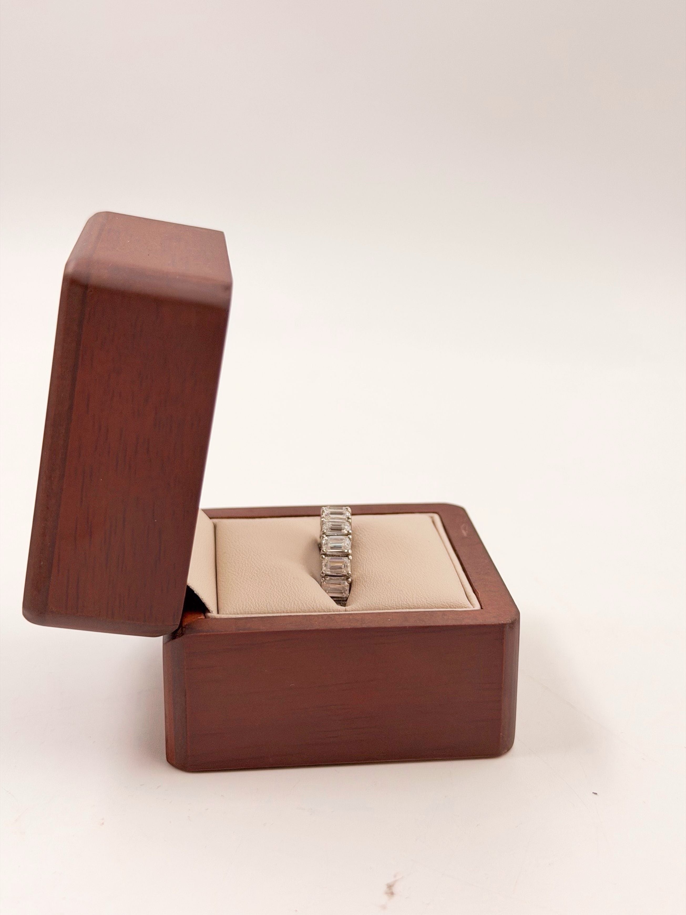 Churumbela Eternity Corte Esmeralda (Oro 10k, 14k, 18k) con Moissanita