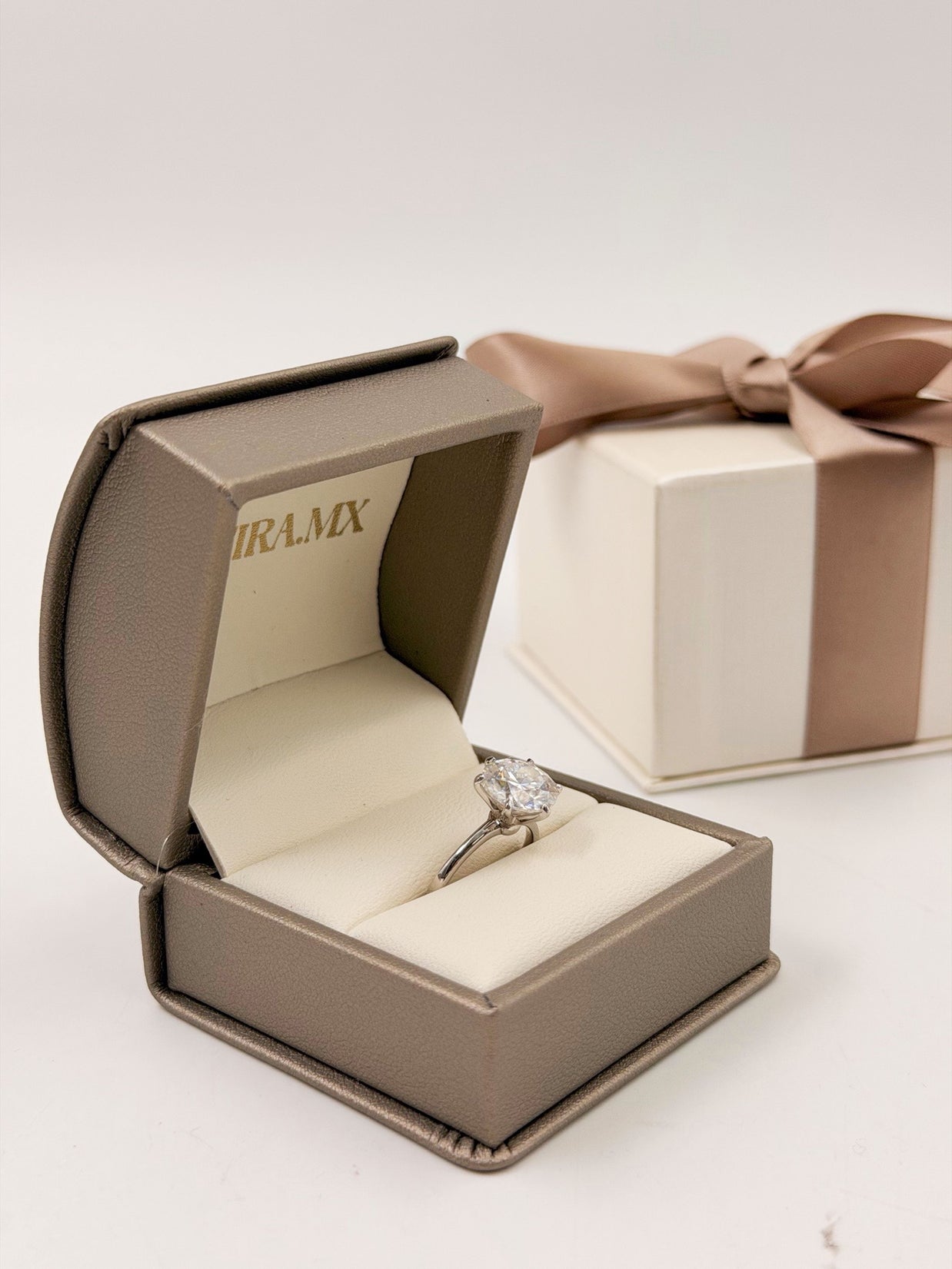 Anillo de Compromiso 3.0ct Corte REDONDO Solitario 6 prongs - Anillo de Compromiso en Oro (10k, 14k, 18k) o Plata y Diamante Lab-Grown o Moissanita