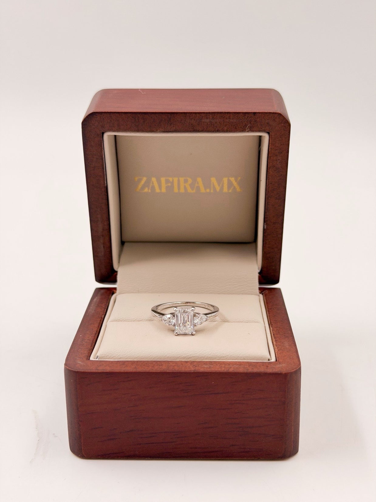 Anillo de Compromiso 1.0ct Corte ESMERALDA con Peras Laterales- Anillo de Compromiso en Oro (10k, 14k, 18k) o Plata 0.925 y Diamante Lab-Grown o Moissanita