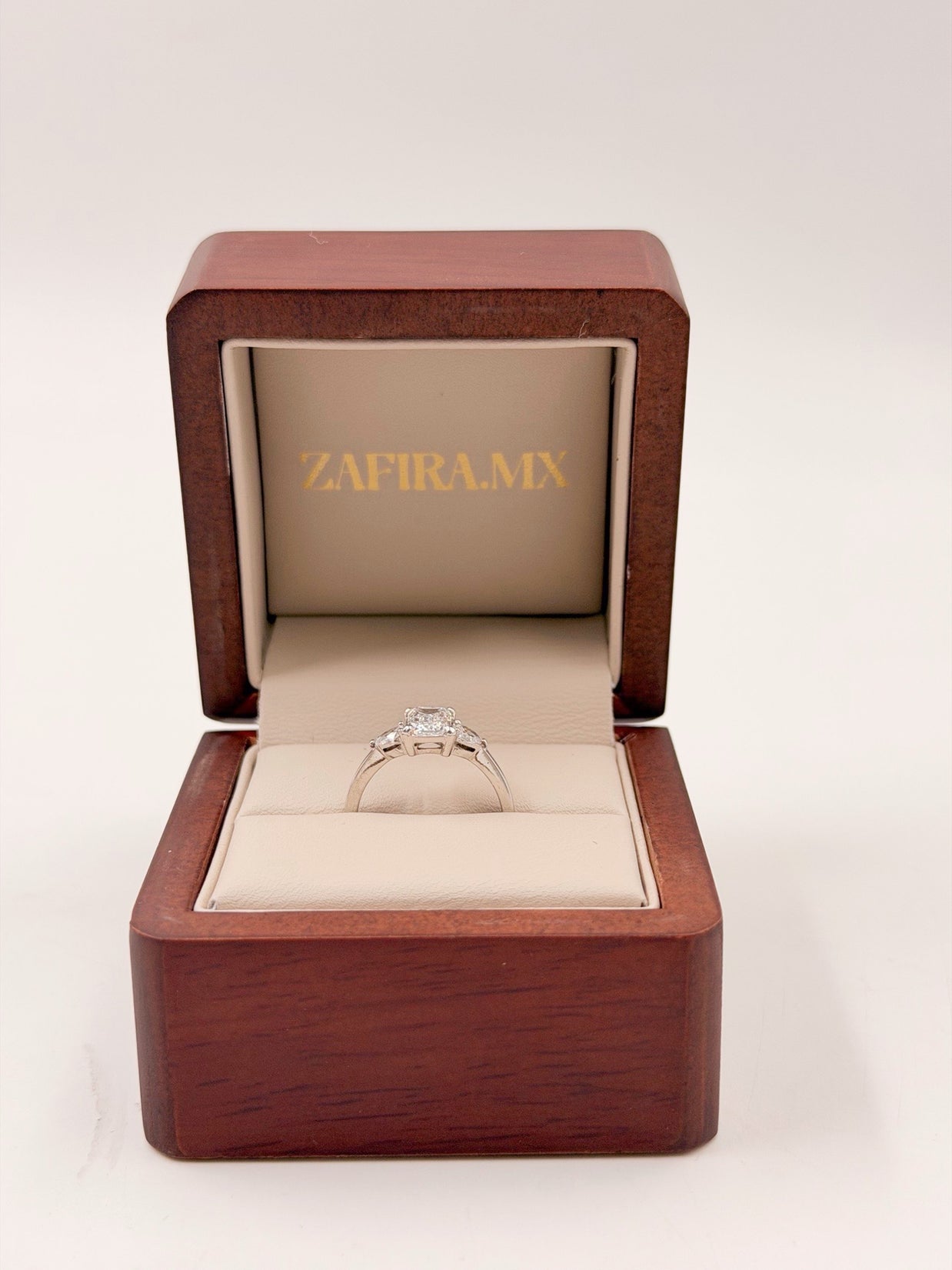 Anillo de Compromiso 1.0ct Corte ESMERALDA con Peras Laterales- Anillo de Compromiso en Oro (10k, 14k, 18k) o Plata 0.925 y Diamante Lab-Grown o Moissanita