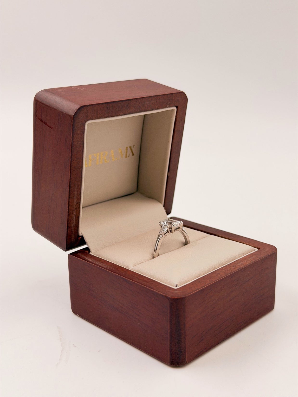 Anillo de Compromiso 1.0ct Corte ESMERALDA con Peras Laterales- Anillo de Compromiso en Oro (10k, 14k, 18k) o Plata 0.925 y Diamante Lab-Grown o Moissanita