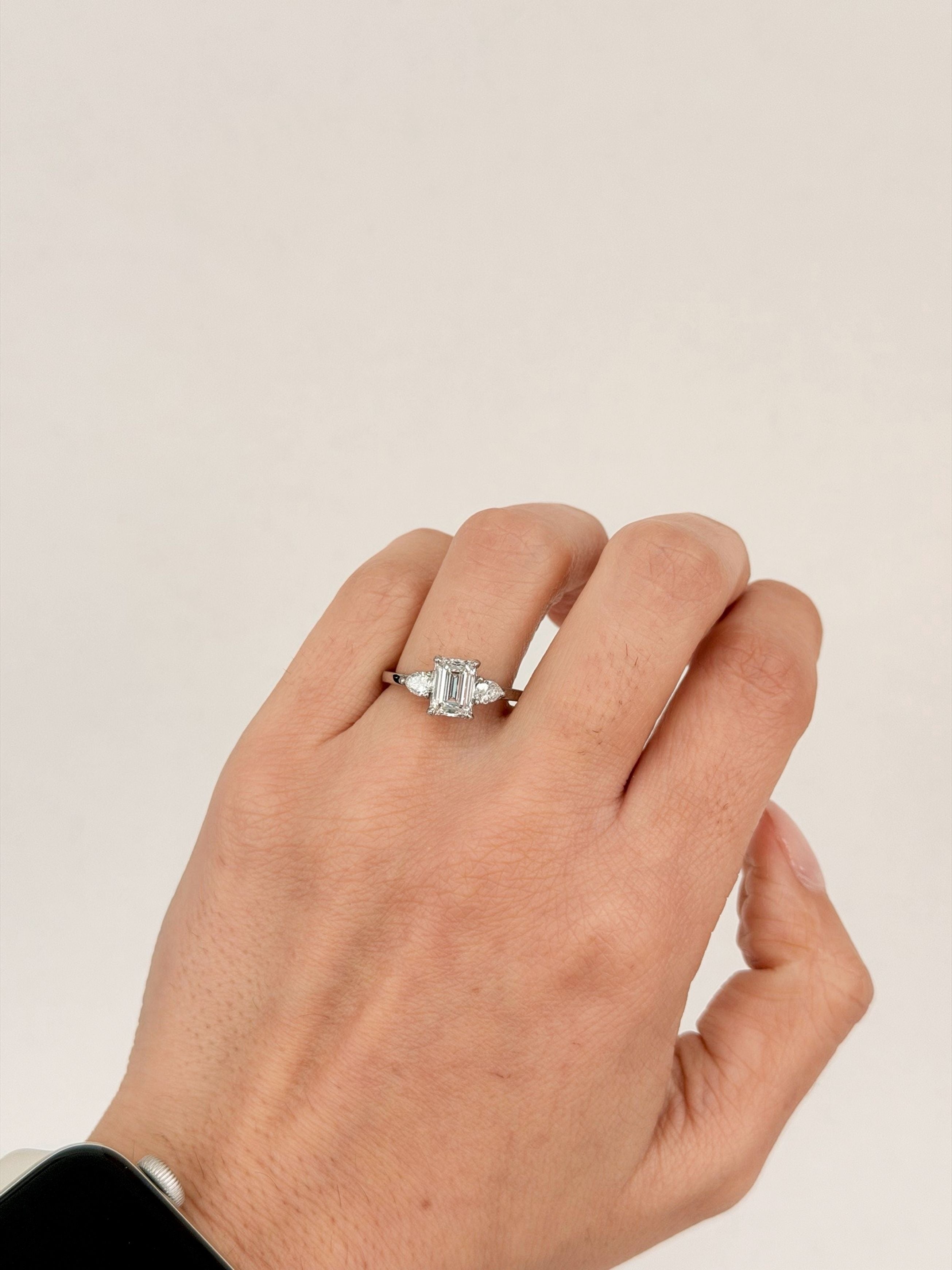 Anillo de Compromiso 1.0ct Corte ESMERALDA con Peras Laterales- Anillo de Compromiso en Oro (10k, 14k, 18k) o Plata 0.925 y Diamante Lab-Grown o Moissanita