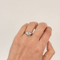 Anillo de Compromiso 1.0ct Corte ESMERALDA con Peras Laterales- Anillo de Compromiso en Oro (10k, 14k, 18k) o Plata 0.925 y Diamante Lab-Grown o Moissanita