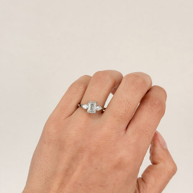 Anillo de Compromiso 1.0ct Corte ESMERALDA con Peras Laterales- Anillo de Compromiso en Oro (10k, 14k, 18k) o Plata 0.925 y Diamante Lab-Grown o Moissanita