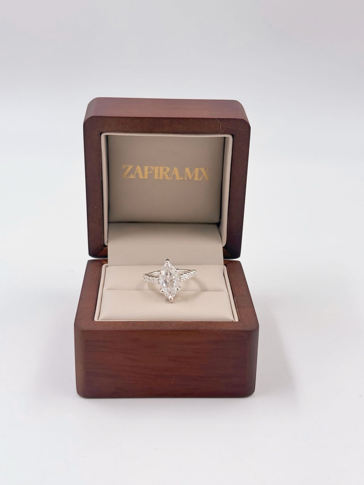 Anillo de Compromiso 2.5ct Corte MARQUISE con media churumbela (Pavé) - Anillo de Compromiso en Oro (10k, 14k, 18k) o Plata 0.925 y Diamante Lab-Grown o Moissanita