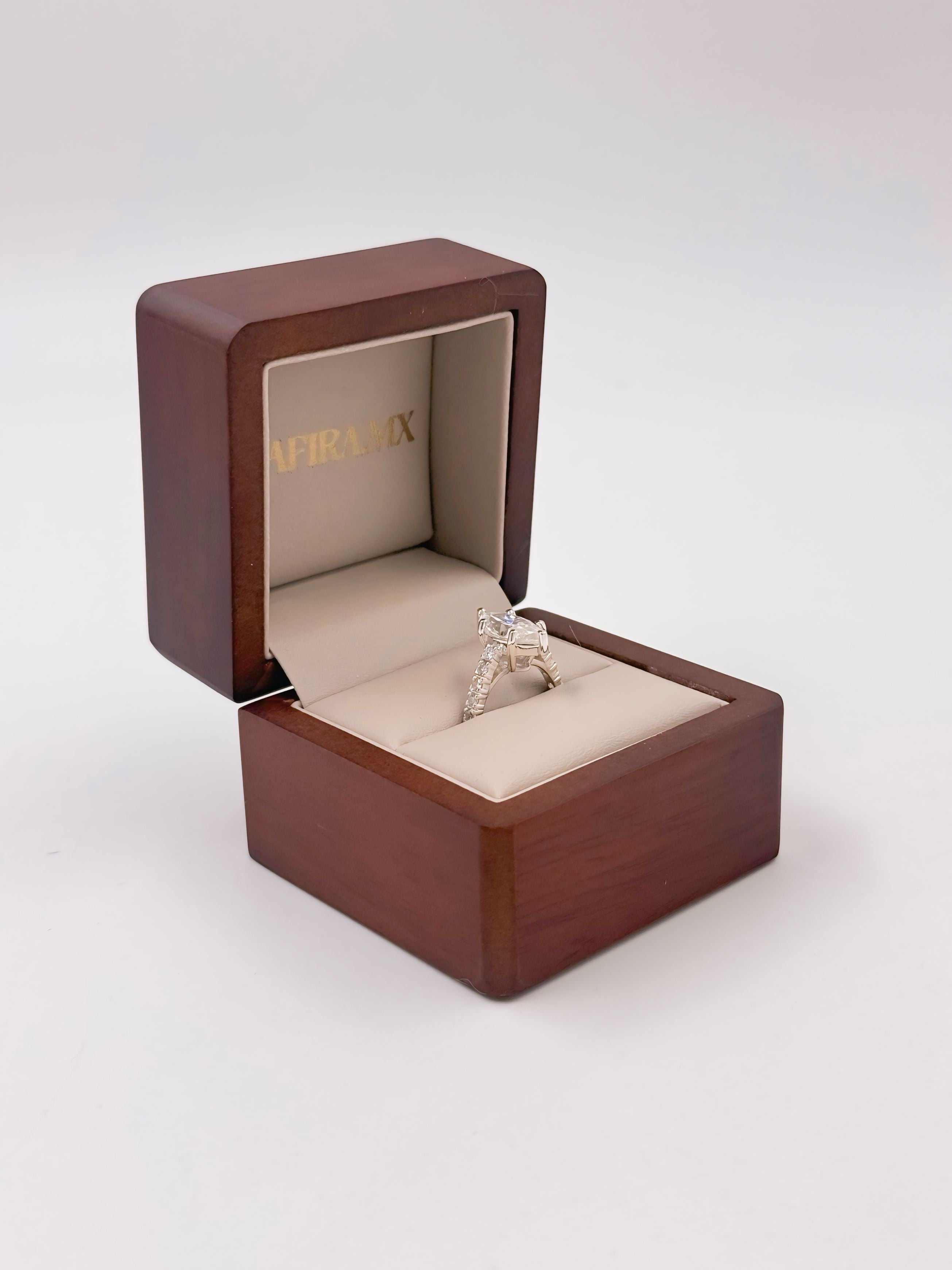 Anillo de Compromiso 2.5ct Corte MARQUISE con media churumbela (Pavé) - Anillo de Compromiso en Oro (10k, 14k, 18k) o Plata 0.925 y Diamante Lab-Grown o Moissanita