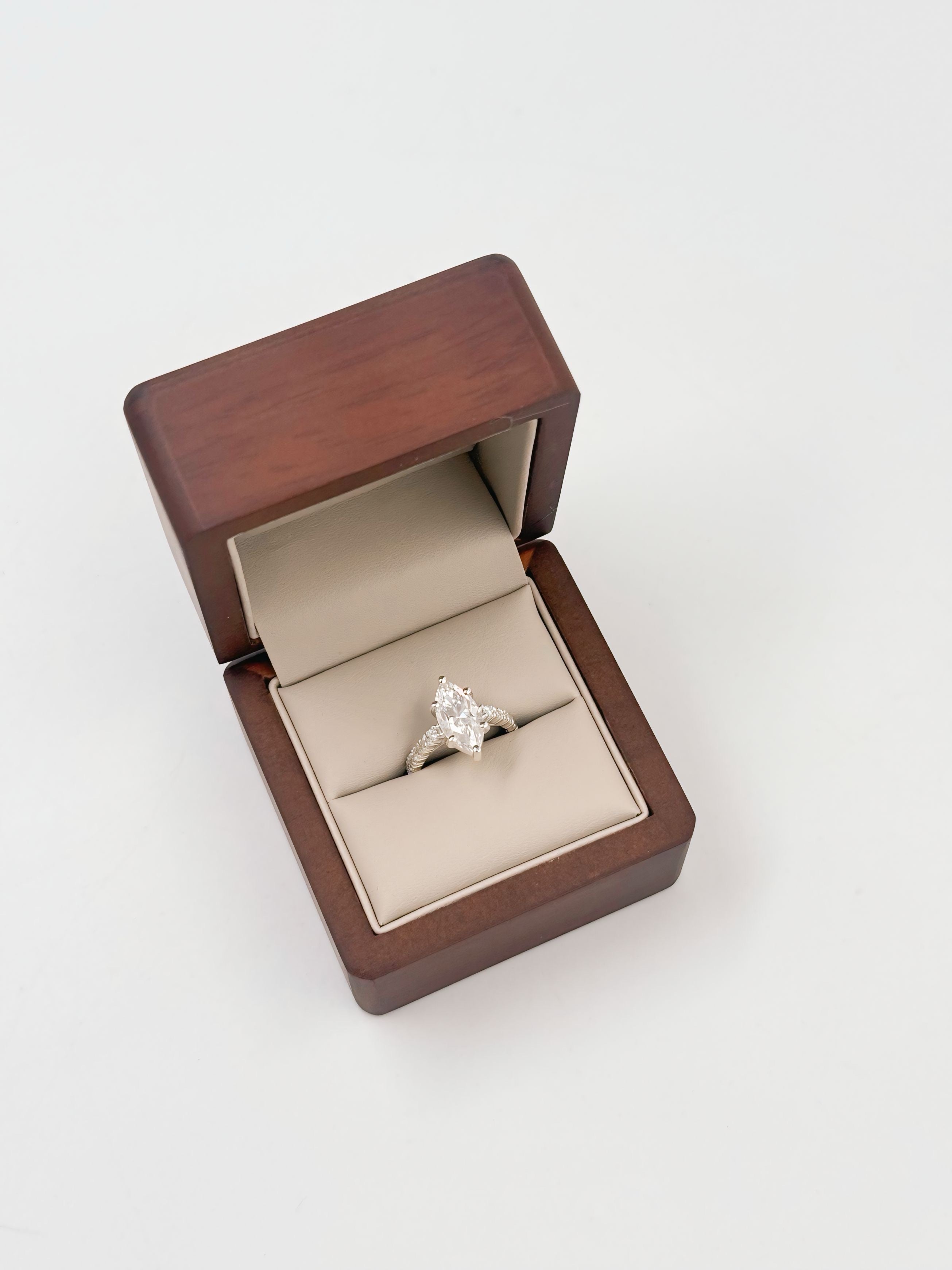 Anillo de Compromiso 2.5ct Corte MARQUISE con media churumbela (Pavé) - Anillo de Compromiso en Oro (10k, 14k, 18k) o Plata 0.925 y Diamante Lab-Grown o Moissanita