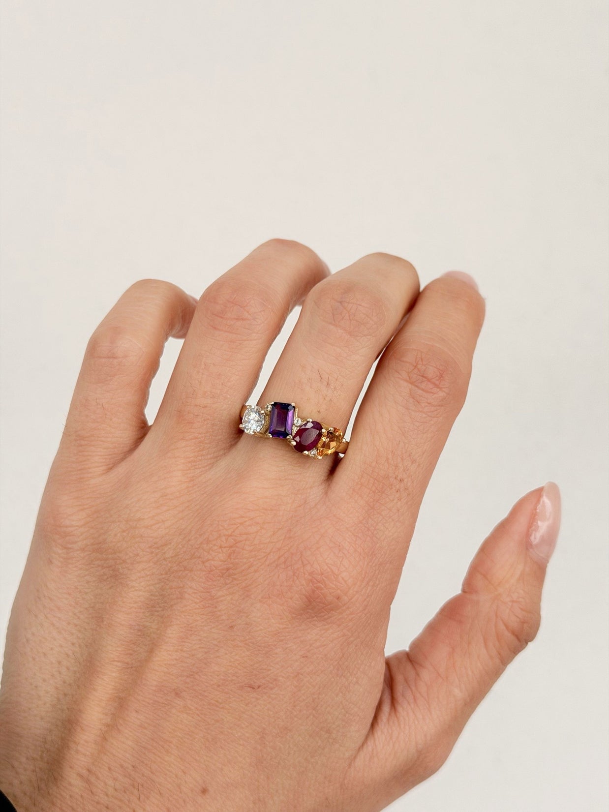 Family Ring 4 piedras Diseño 8 - Anillo Familiar de Oro (10k, 14k, 18k) o Plata 0.925 y Piedras de Nacimiento