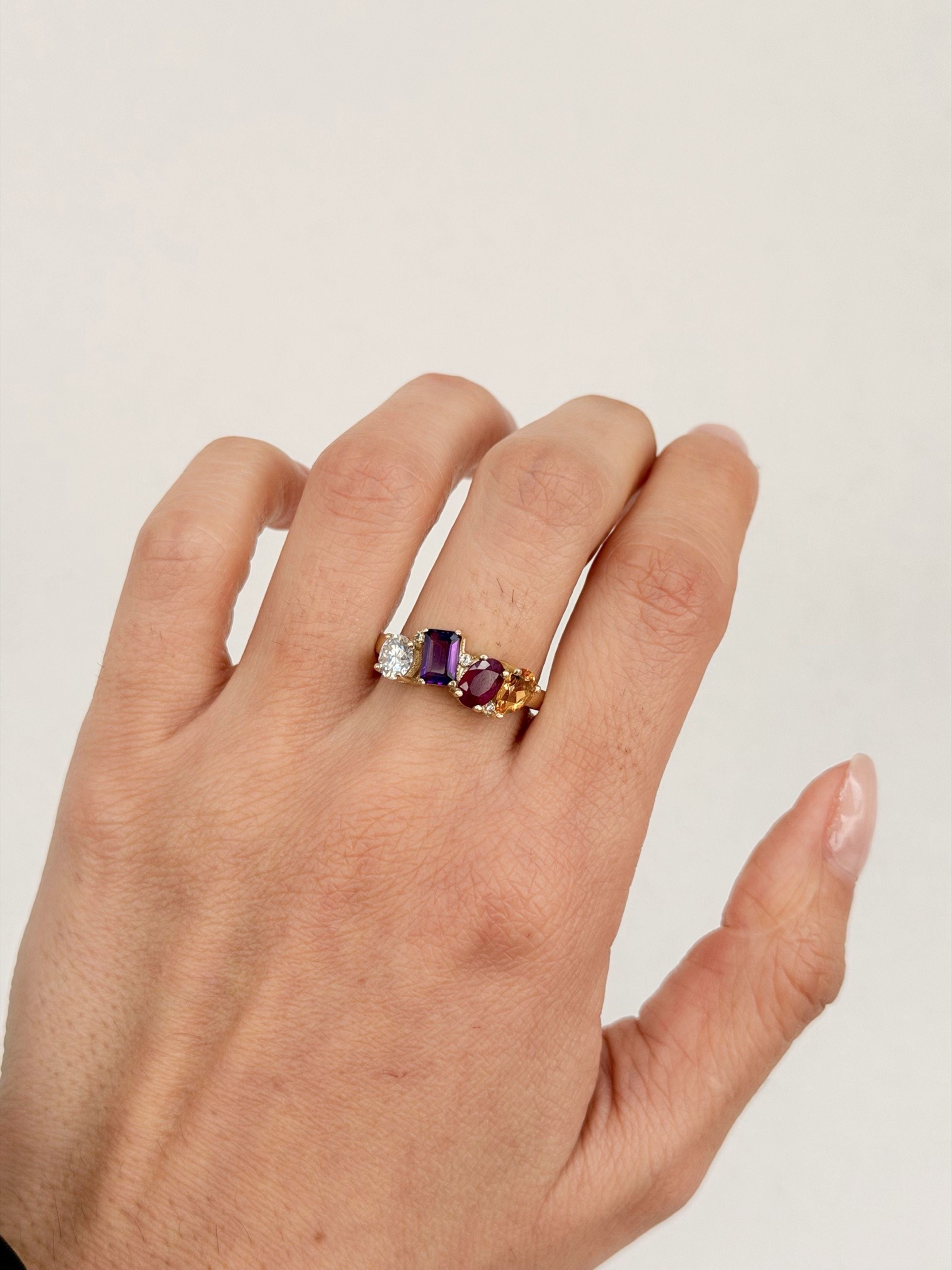 Family Ring 4 piedras Diseño 8 - Anillo Familiar de Oro (10k, 14k, 18k) o Plata 0.925 y Piedras de Nacimiento