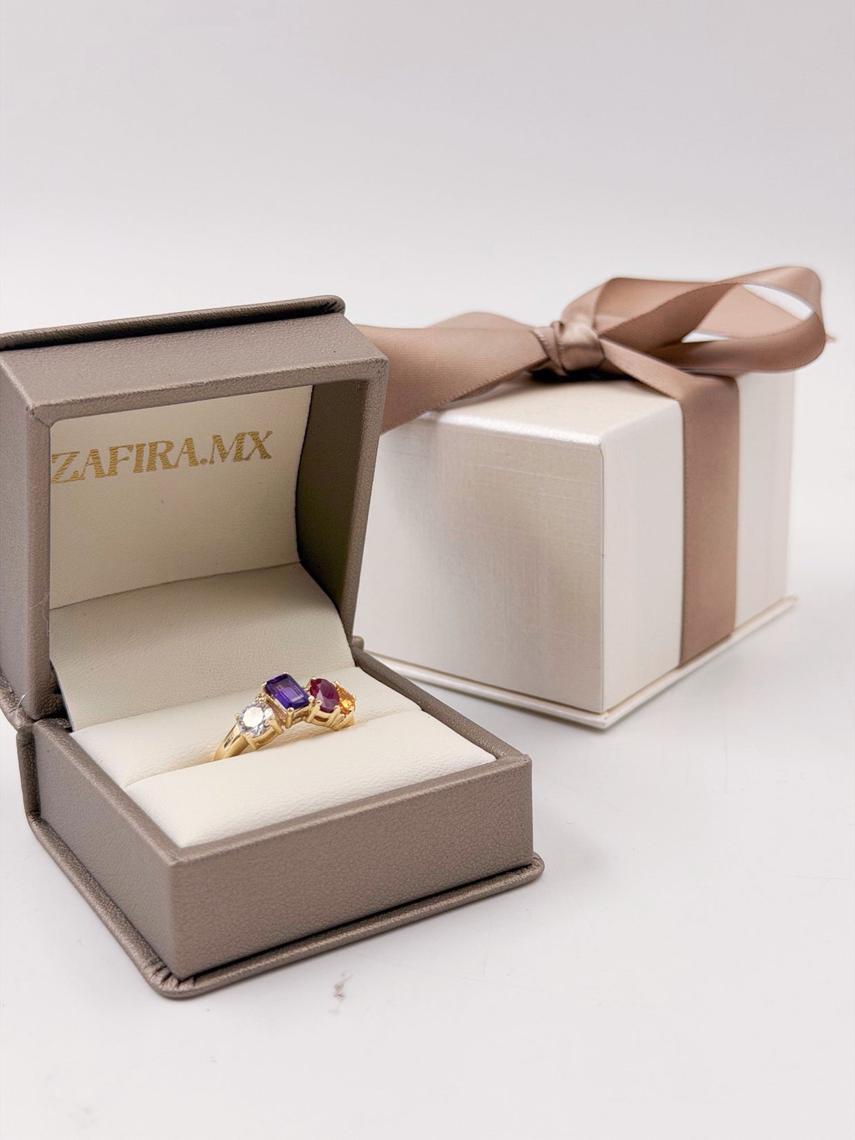 Family Ring 4 piedras Diseño 8 - Anillo Familiar de Oro (10k, 14k, 18k) o Plata 0.925 y Piedras de Nacimiento