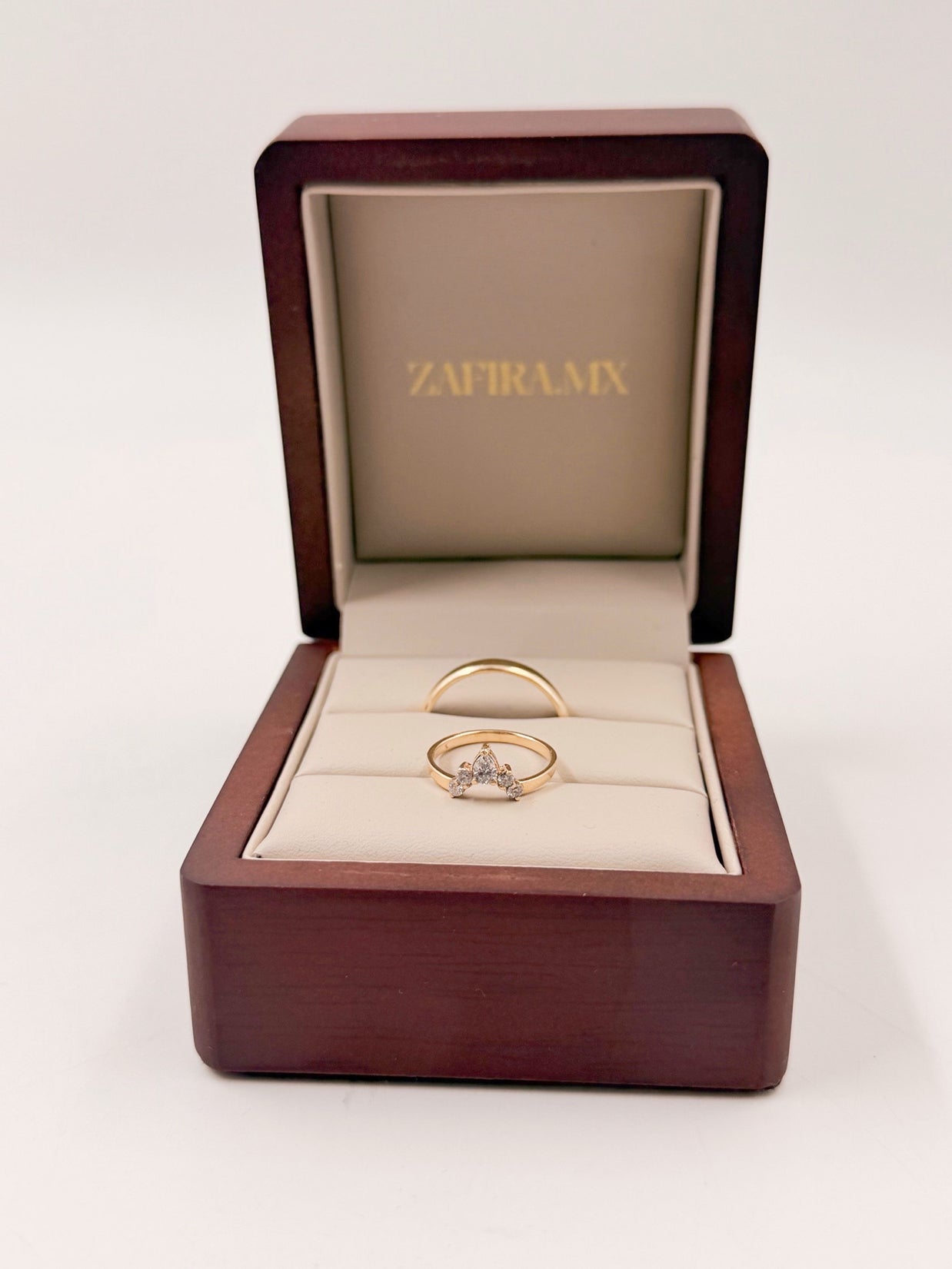 Anillos de boda Corona Princesa Incrustaciones Moissanita - Argolla de Matrimonio en Oro Sólido (10k, 14k, 18k) o Plata