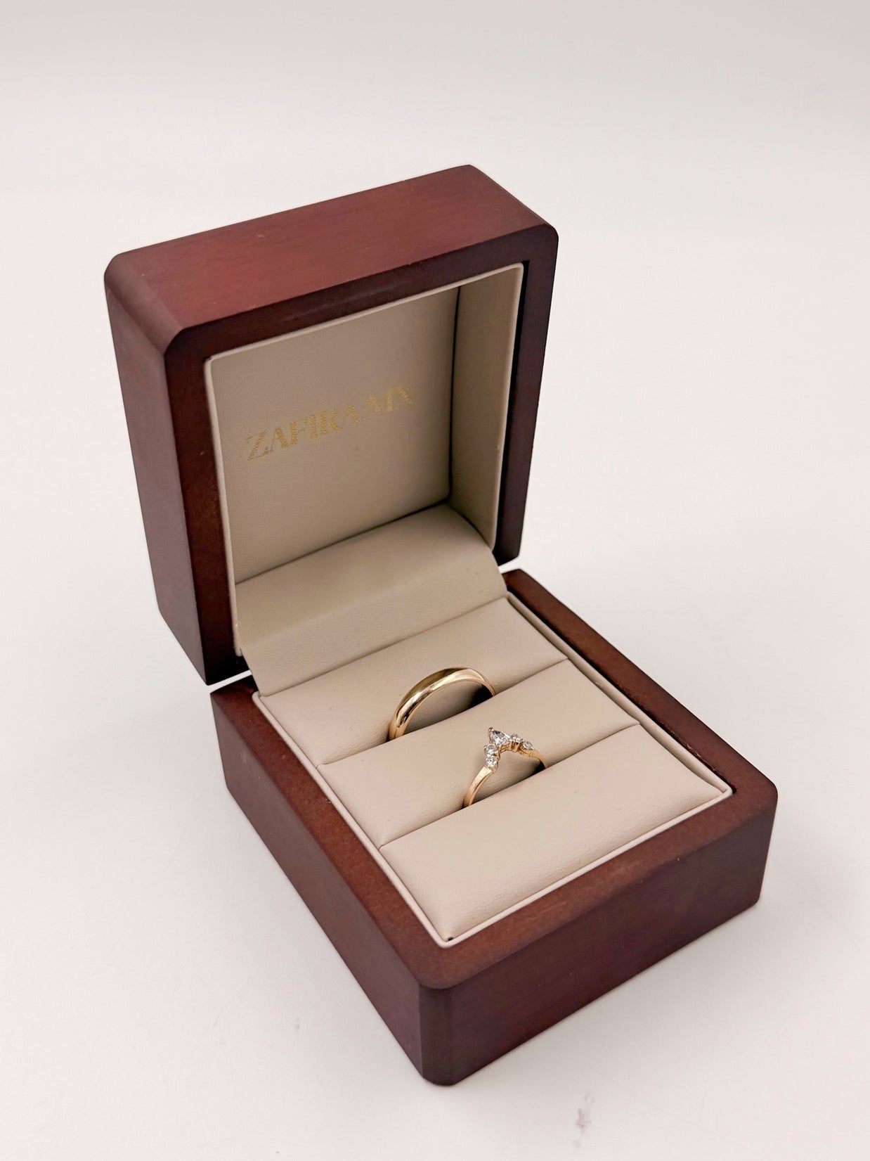 Anillos de boda Corona Princesa Incrustaciones Moissanita - Argolla de Matrimonio en Oro Sólido (10k, 14k, 18k) o Plata