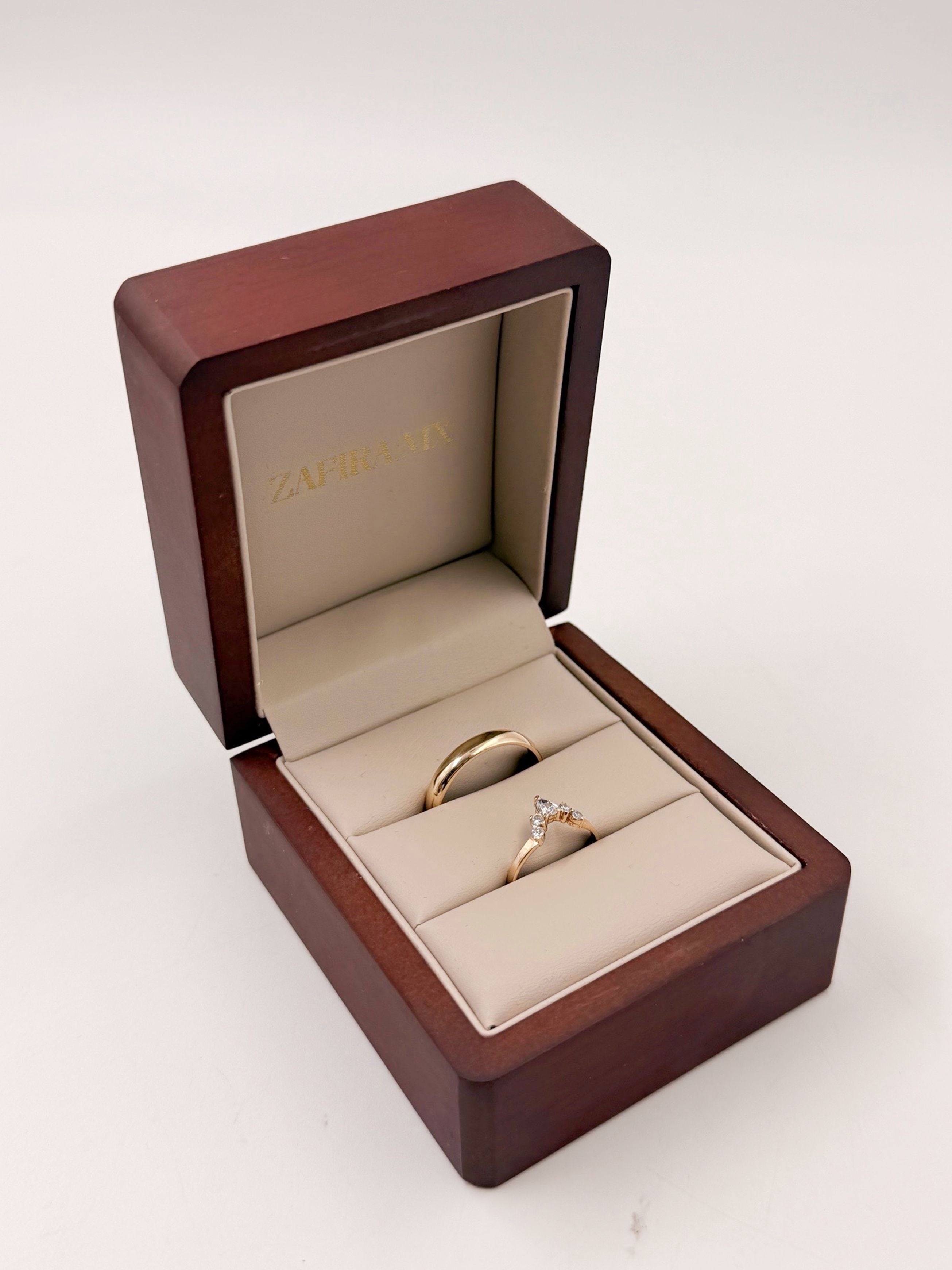 Anillos de boda Corona Princesa Incrustaciones Moissanita - Argolla de Matrimonio en Oro Sólido (10k, 14k, 18k) o Plata