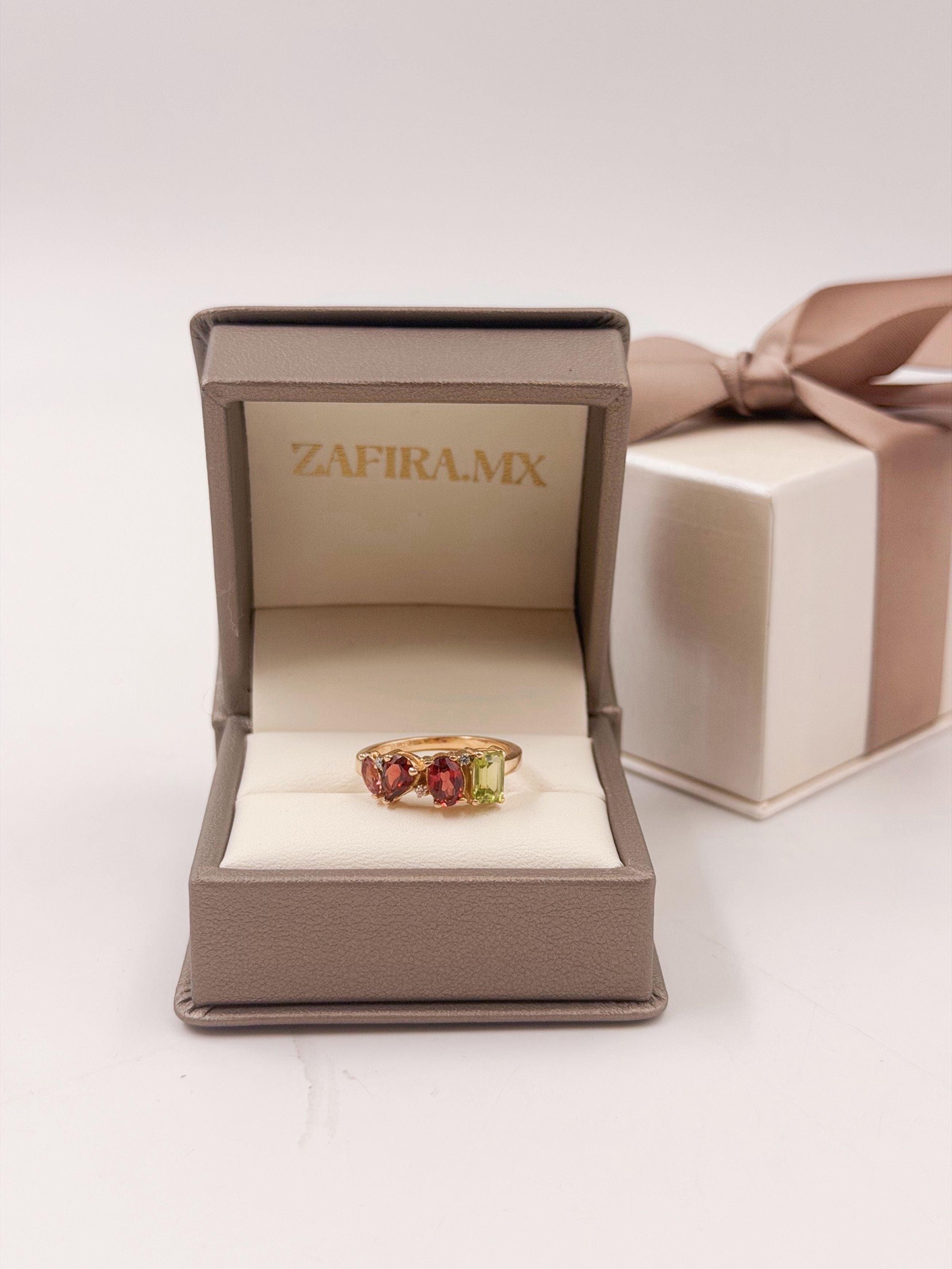 Family Ring 4 piedras Diseño 7 - Anillo Familiar de Oro (10k, 14k, 18k) o Plata 0.925 y Piedras de Nacimiento