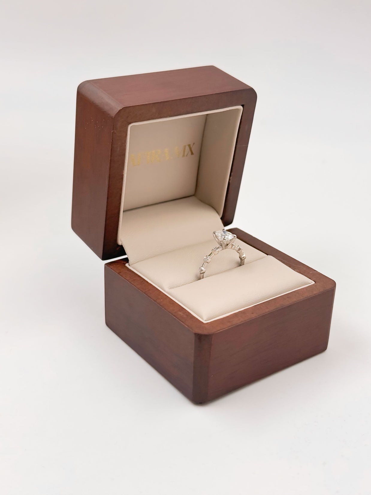 Anillo de Compromiso Eros 1.0ct Corte OVAL con Piedras Laterales- Anillo de Compromiso en Oro (10k, 14k, 18k) o Plata 0.925 y Diamante Lab-Grown o Moissanita