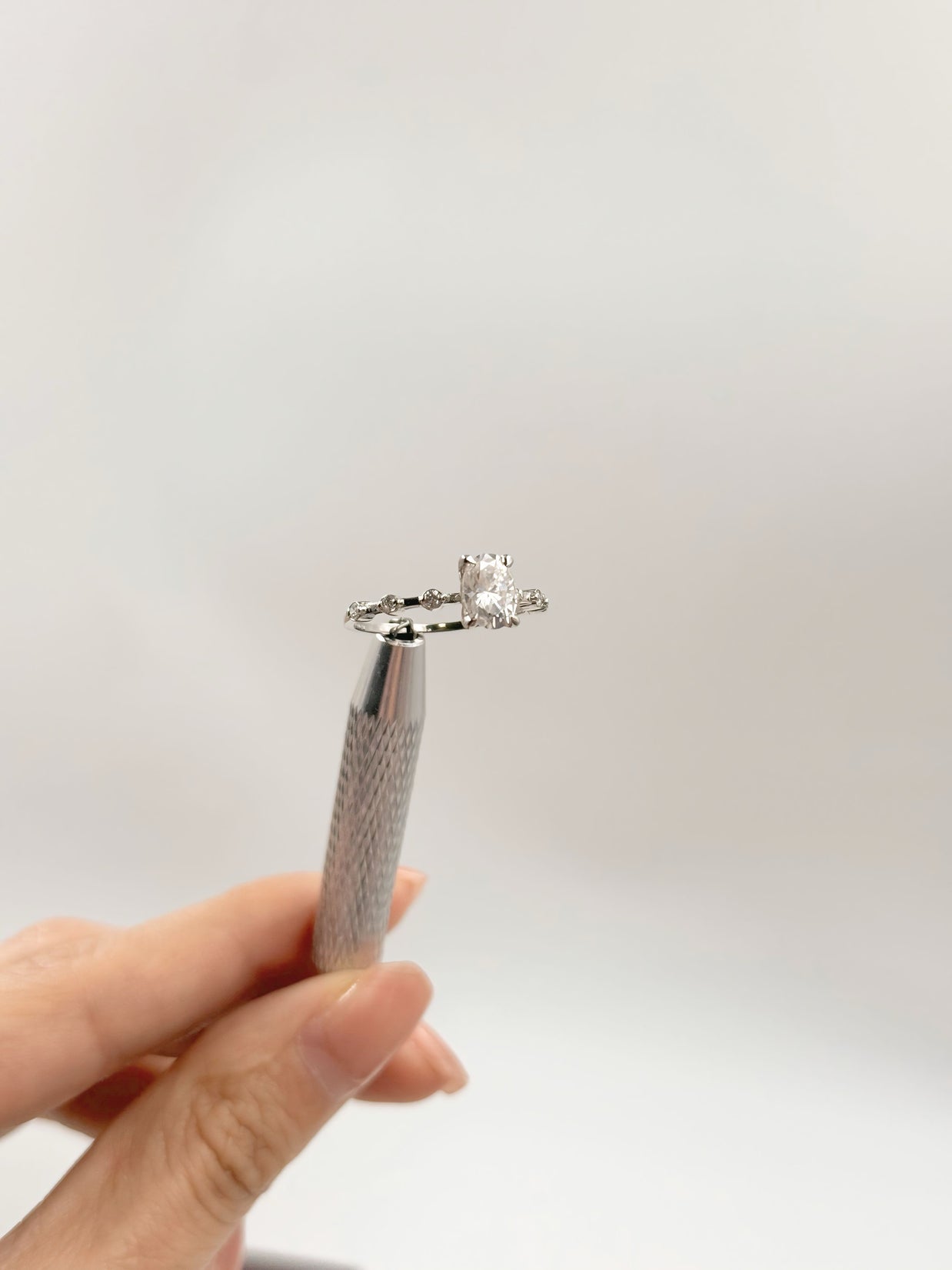 Anillo de Compromiso Eros 1.0ct Corte OVAL con Piedras Laterales- Anillo de Compromiso en Oro (10k, 14k, 18k) o Plata 0.925 y Diamante Lab-Grown o Moissanita