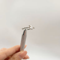 Anillo de Compromiso Eros 1.0ct Corte OVAL con Piedras Laterales- Anillo de Compromiso en Oro (10k, 14k, 18k) o Plata 0.925 y Diamante Lab-Grown o Moissanita