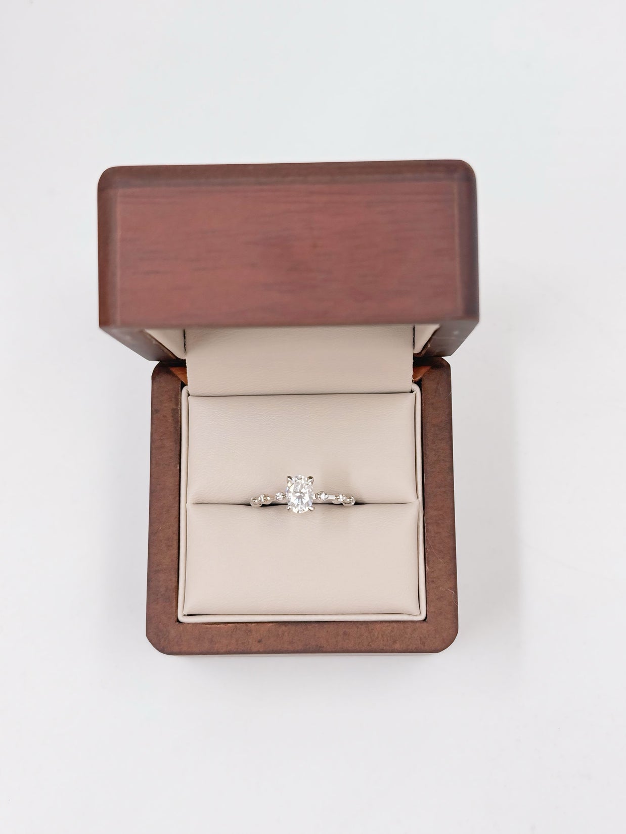 Anillo de Compromiso Eros 1.0ct Corte OVAL con Piedras Laterales- Anillo de Compromiso en Oro (10k, 14k, 18k) o Plata 0.925 y Diamante Lab-Grown o Moissanita