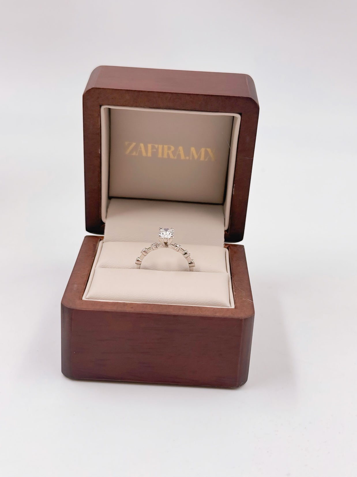 Anillo de Compromiso Eros 1.0ct Corte OVAL con Piedras Laterales- Anillo de Compromiso en Oro (10k, 14k, 18k) o Plata 0.925 y Diamante Lab-Grown o Moissanita