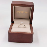 Anillo de Compromiso Eros 1.0ct Corte OVAL con Piedras Laterales- Anillo de Compromiso en Oro (10k, 14k, 18k) o Plata 0.925 y Diamante Lab-Grown o Moissanita