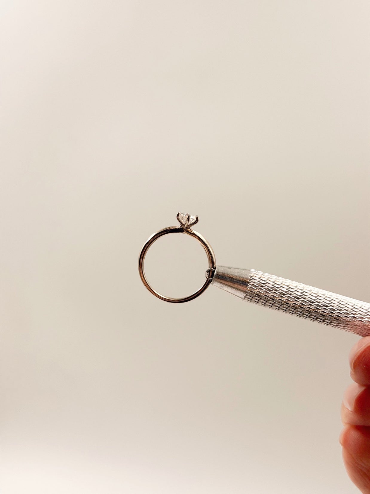 Anillo de Compromiso 0.5ct corte REDONDO solitario 6 Prongs - Anillo de Compromiso en Oro (10k, 14k, 18k) o Plata 0.925 y Diamante Lab-Grown o Moissanita