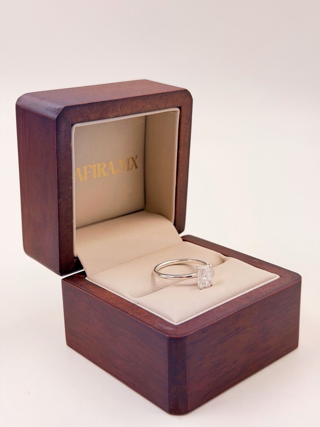 Anillo de Compromiso 1.0ct Corte ESMERALDA solitario- Anillo de Compromiso en Oro (10k, 14k, 18k) o Plata 0.925 y Diamante Lab-Grown o Moissanita