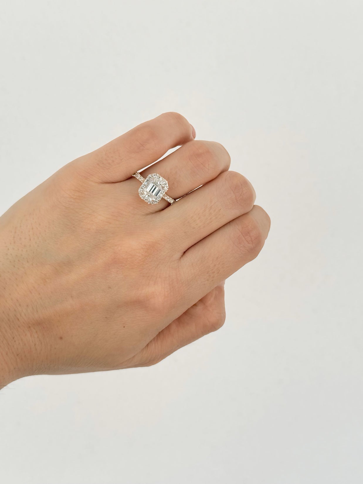 Anillo de Compromiso 1.0ct Corte ESMERALDA con Halo- Anillo de Compromiso en Oro (10k, 14k, 18k) o Plata 0.925 y Diamante Lab-Grown o Moissanita