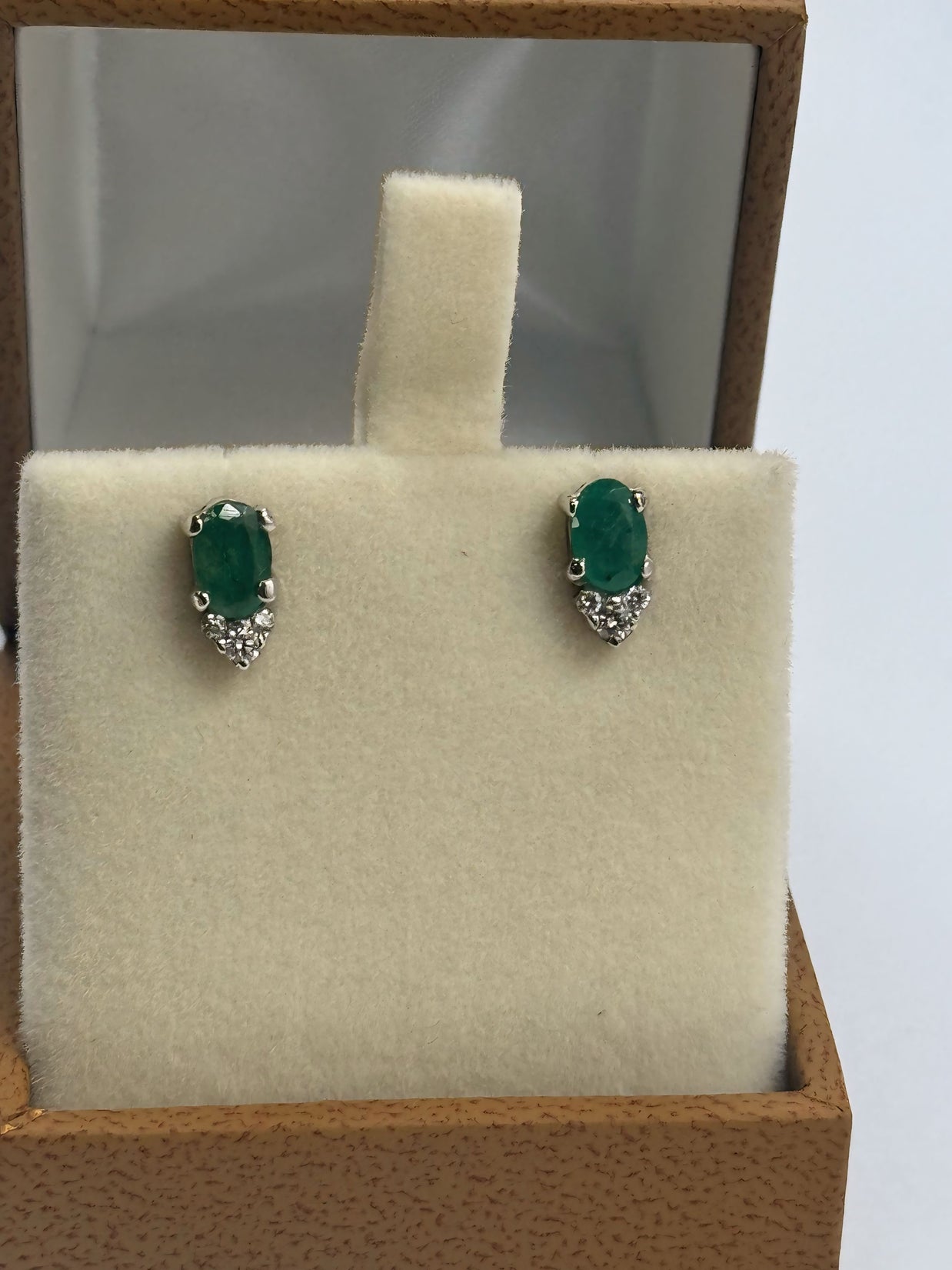Arete Esmeralda con diamantes - Aretes de Oro (10k, 14k, 18k) y Piedras Preciosas