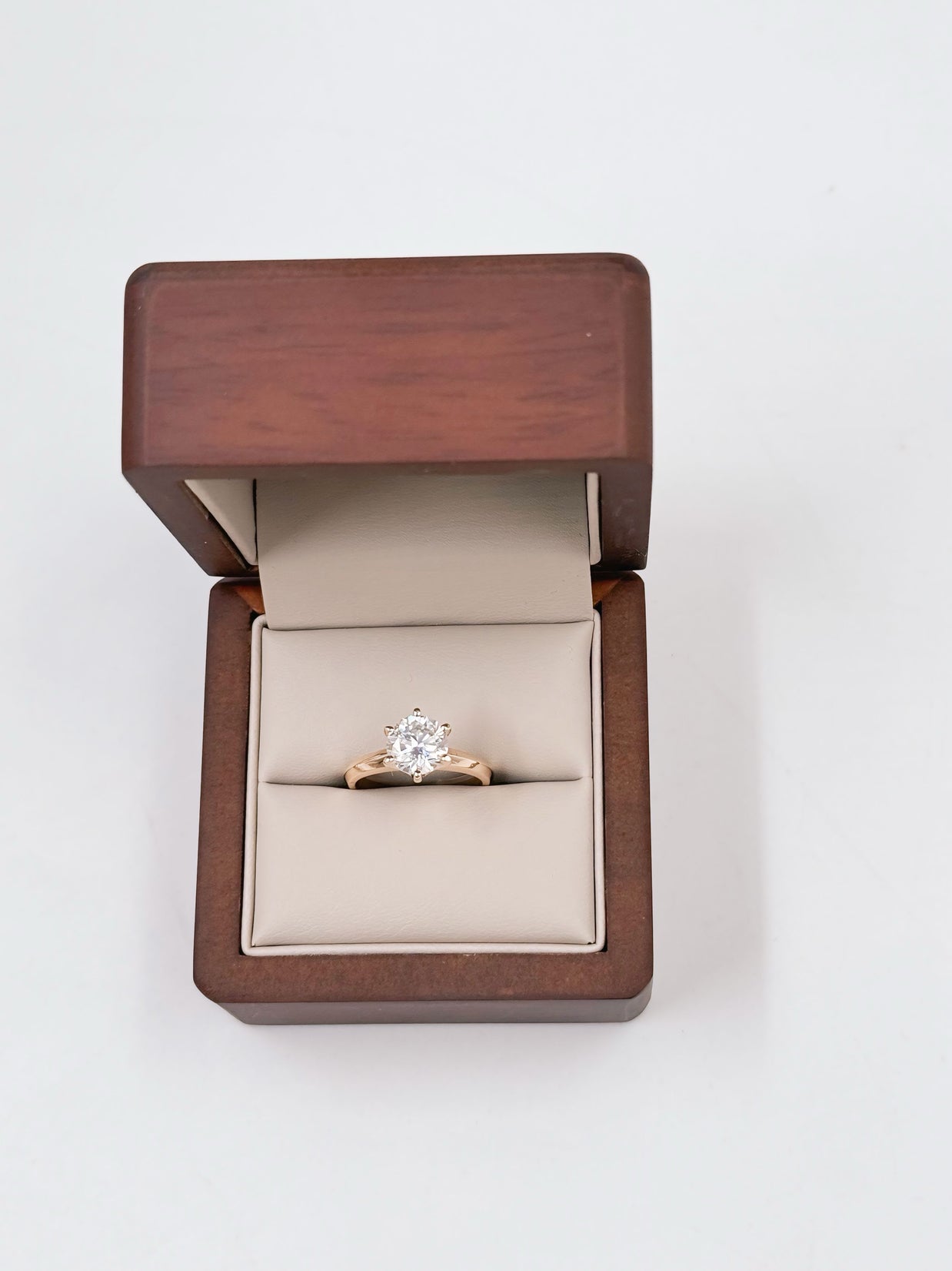 Anillo de Compromiso Amelia 2.0ct Corte REDONDO Solitario- Anillo de Compromiso en Oro (10k, 14k, 18k) o Plata 0.925 y Diamante Lab-Grown o Moissanita