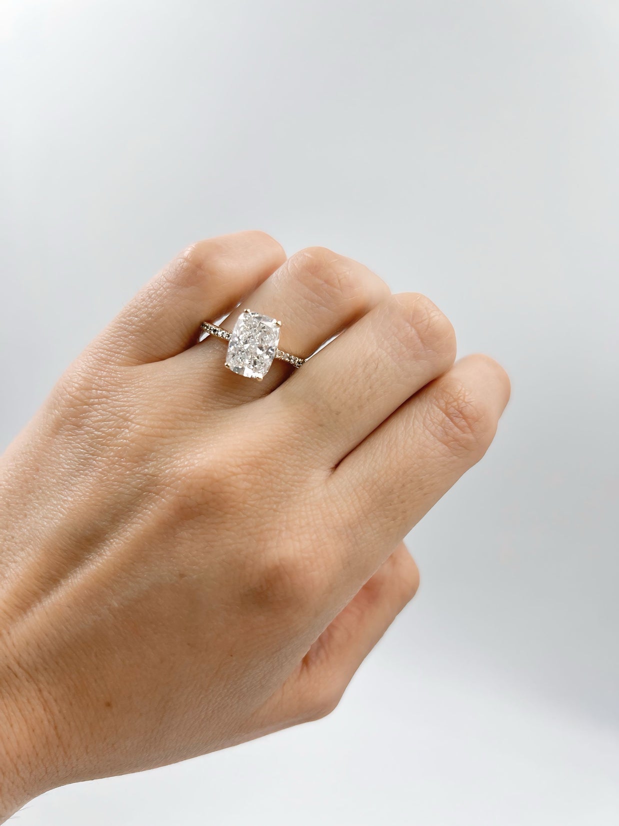 Anillo de Compromiso 3.0 ct Corte CUSHION ELONGATED con media churumbela- Anillo de Compromiso en Oro (10k, 14k, 18k)  y Diamante Lab-Grown