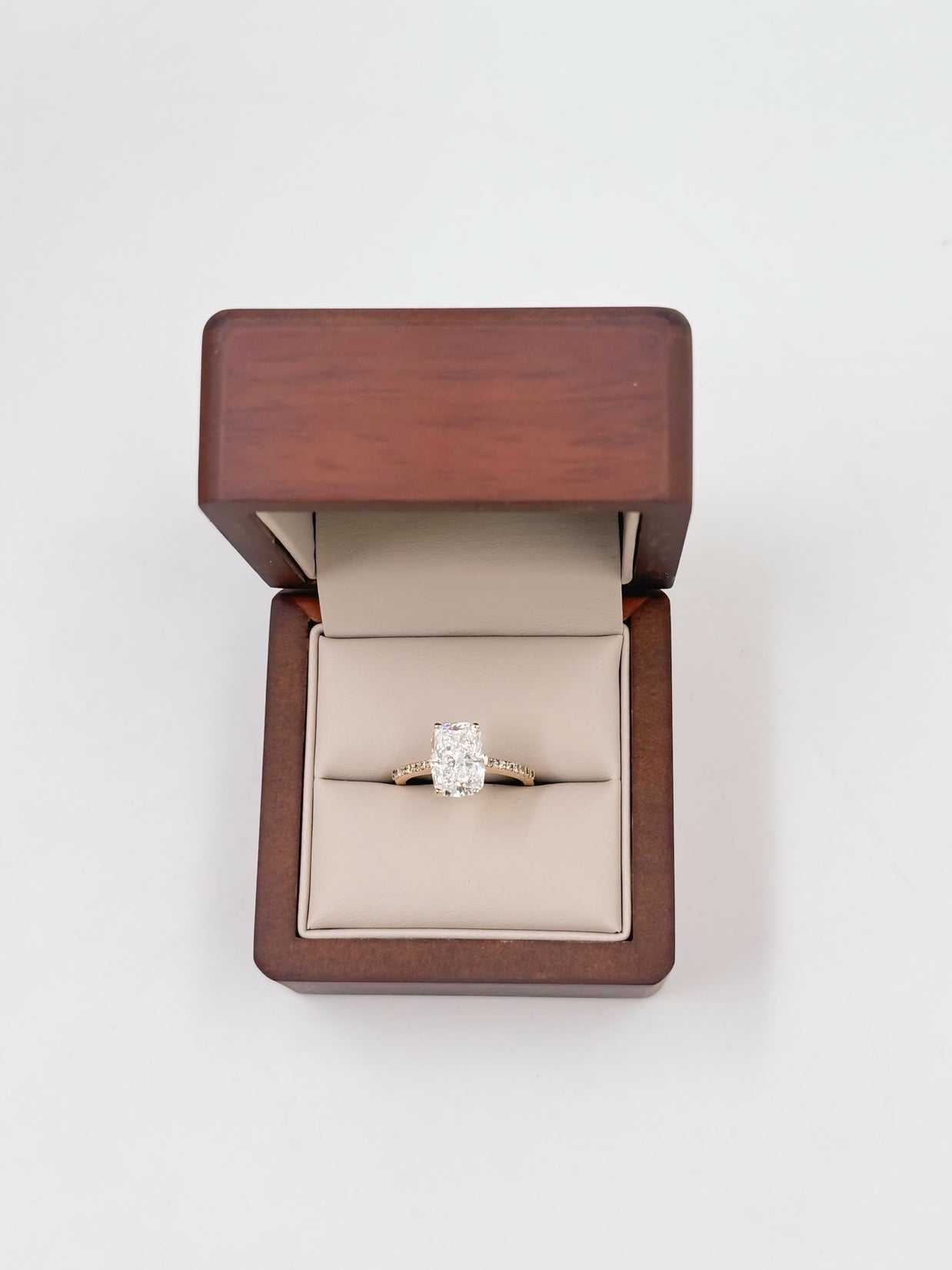 Anillo de Compromiso 3.0 ct Corte CUSHION ELONGATED con media churumbela- Anillo de Compromiso en Oro (10k, 14k, 18k)  y Diamante Lab-Grown