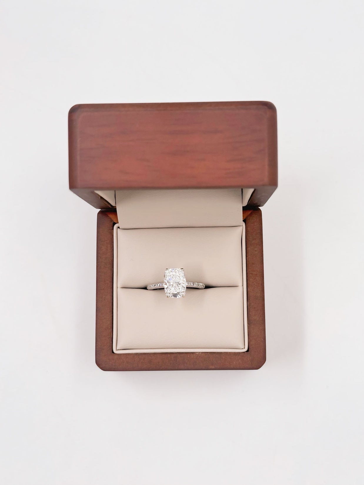 Anillo de Compromiso 3.0 ct Corte CUSHION ELONGATED con media churumbela- Anillo de Compromiso en Oro (10k, 14k, 18k)  y Diamante Lab-Grown