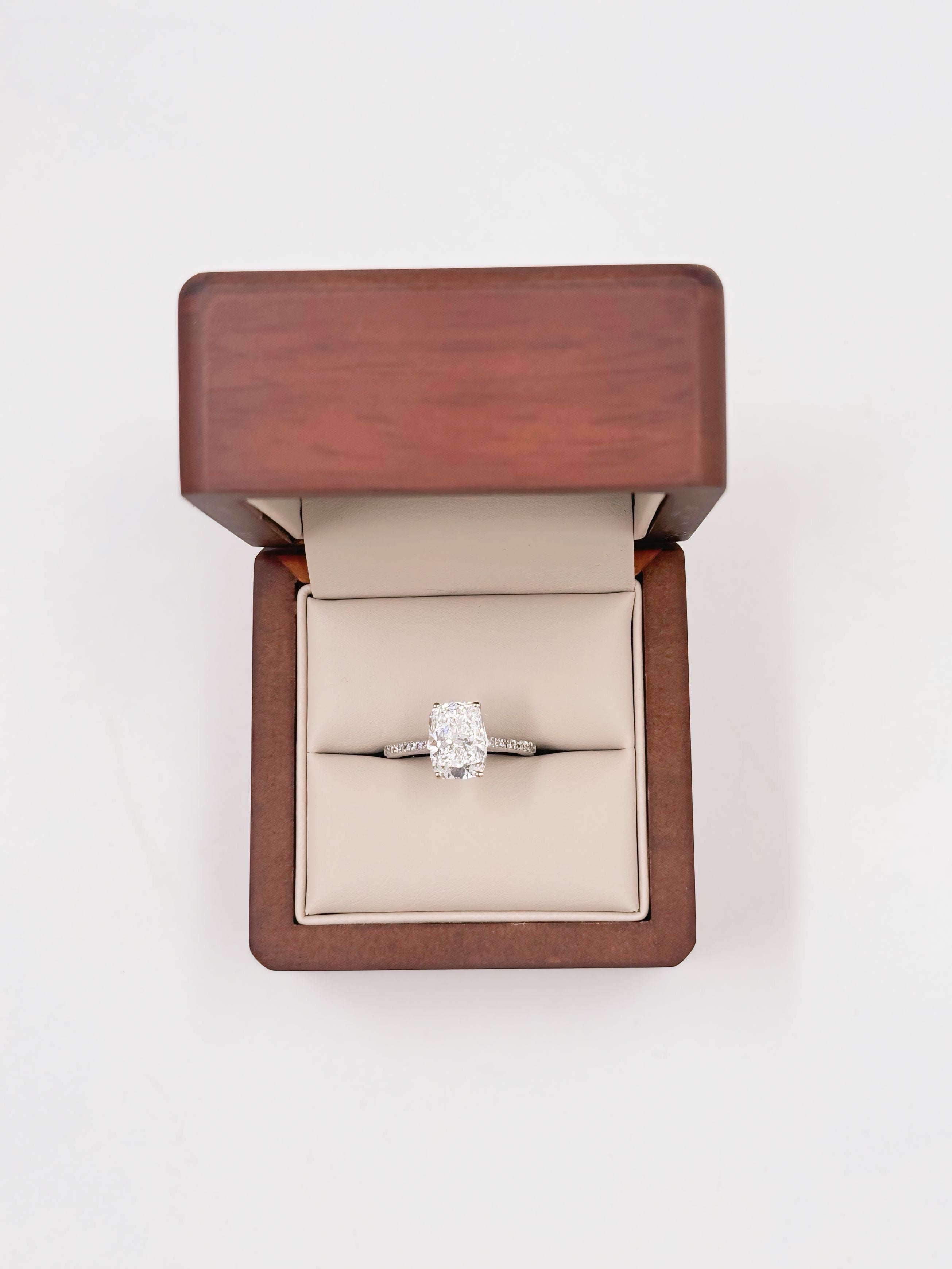 Anillo de Compromiso 3.0 ct Corte CUSHION ELONGATED con media churumbela- Anillo de Compromiso en Oro (10k, 14k, 18k)  y Diamante Lab-Grown