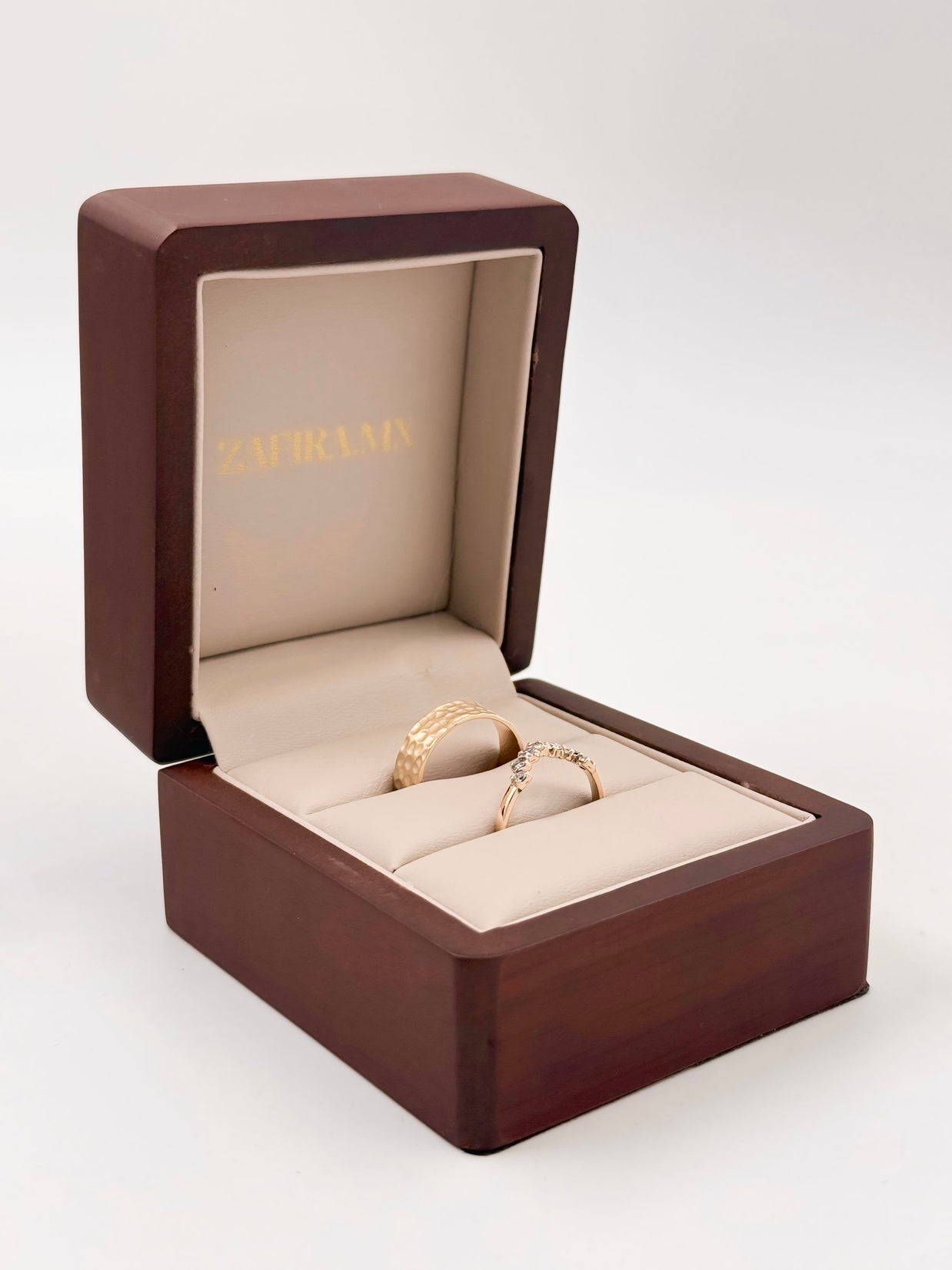 Argolla Corona con incrustaciones Moissanita - Oro solido (10k, 14k, 18k)