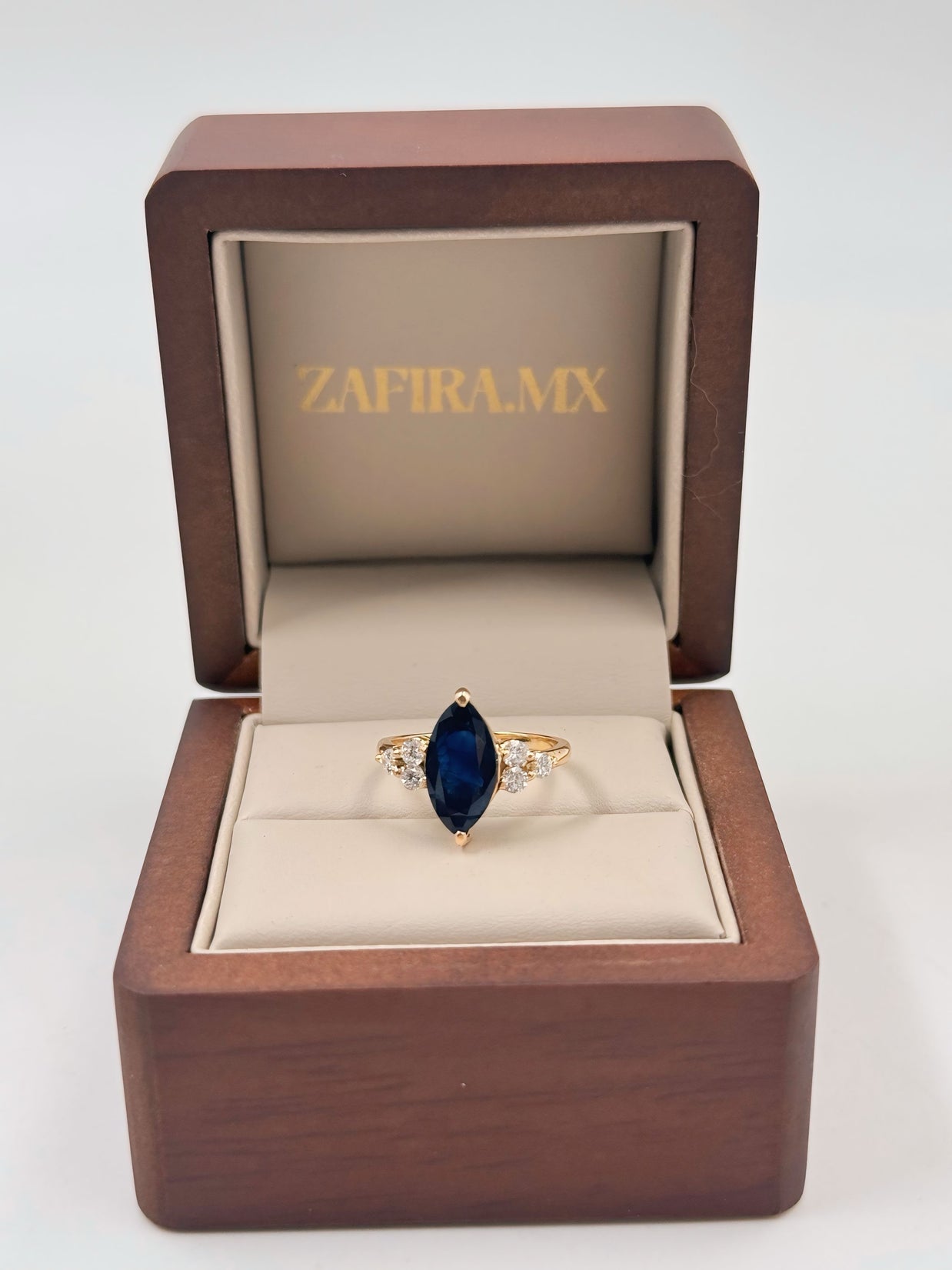 Anillo de Compromiso 2.40ct Zafiro Marquise con diamantes laterales- Anillo de Compromiso en Oro (10k, 14k, 18k)  y Diamante Lab-Grown