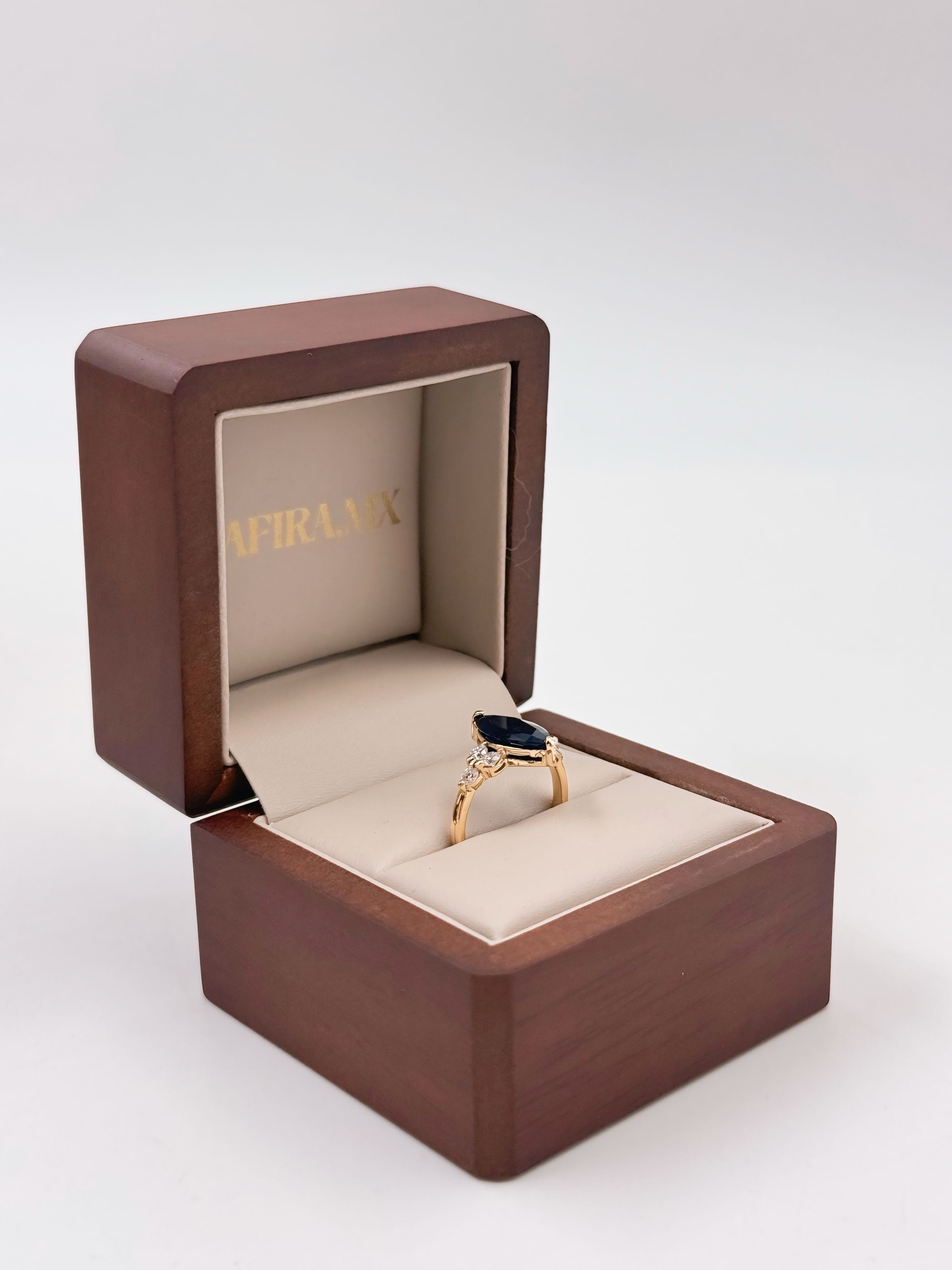 Anillo de Compromiso 2.40ct Zafiro Marquise con diamantes laterales- Anillo de Compromiso en Oro (10k, 14k, 18k)  y Diamante Lab-Grown