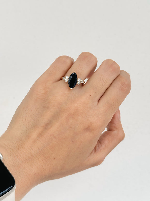 Anillo de Compromiso 2.40ct Zafiro Marquise con diamantes laterales