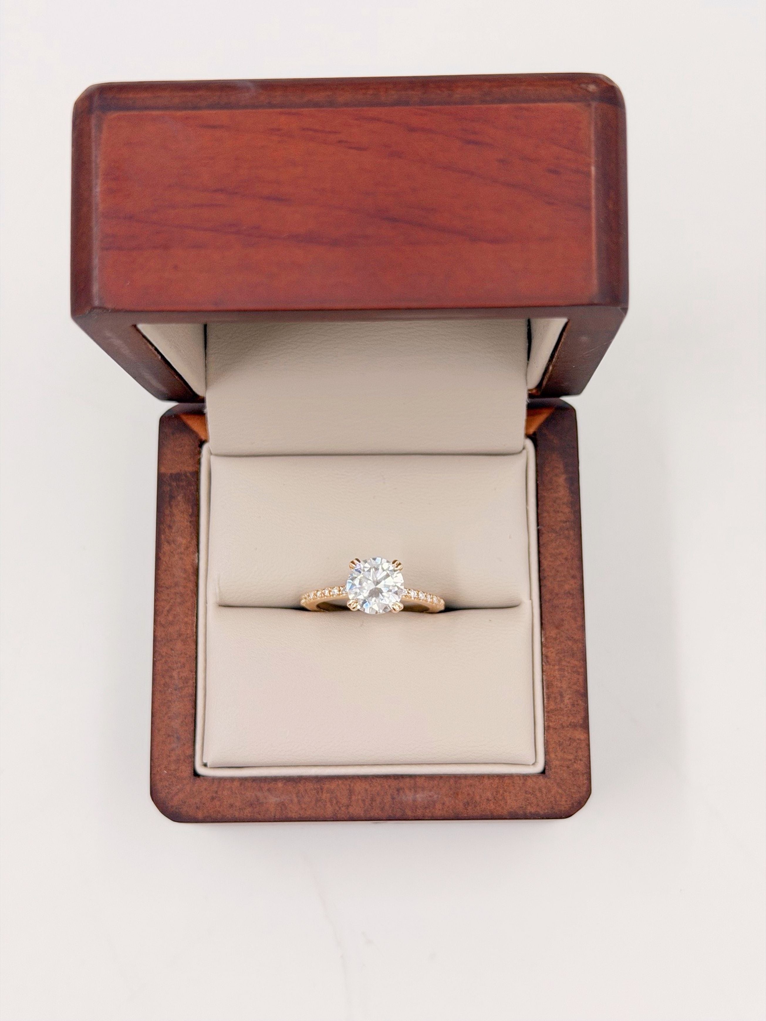 Anillo de Compromiso 1.5ct Corte REDONDO media churumbela- Anillo de Compromiso en Oro (10k, 14k, 18k) o Plata 0.925 y Diamante Lab-Grown o Moissanita