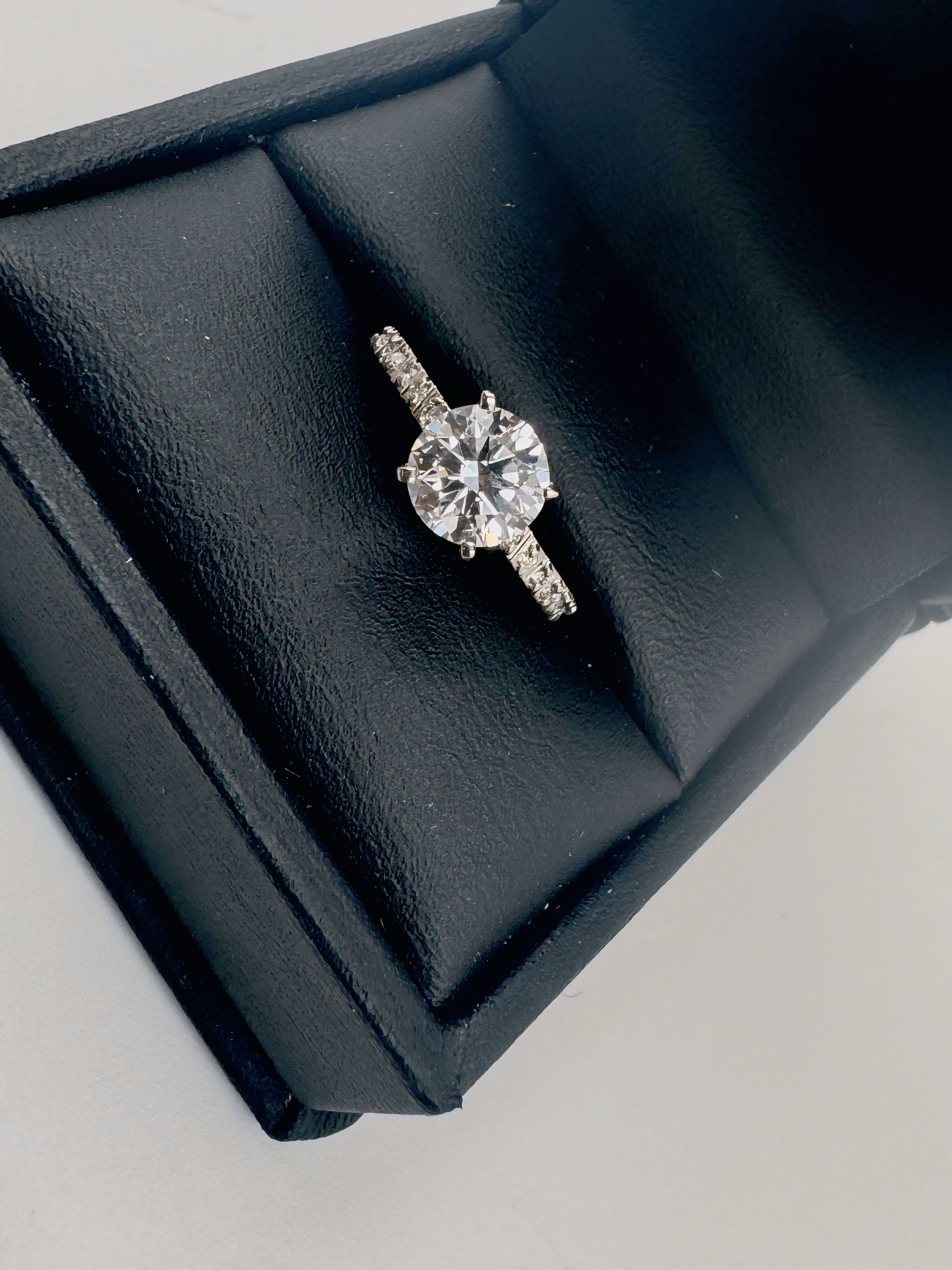 Anillo de Compromiso 1.0ct Corte REDONDO con media churumbela- Anillo de Compromiso en Oro (10k, 14k, 18k) o Plata 0.925 y Diamante Lab-Grown o Moissanita