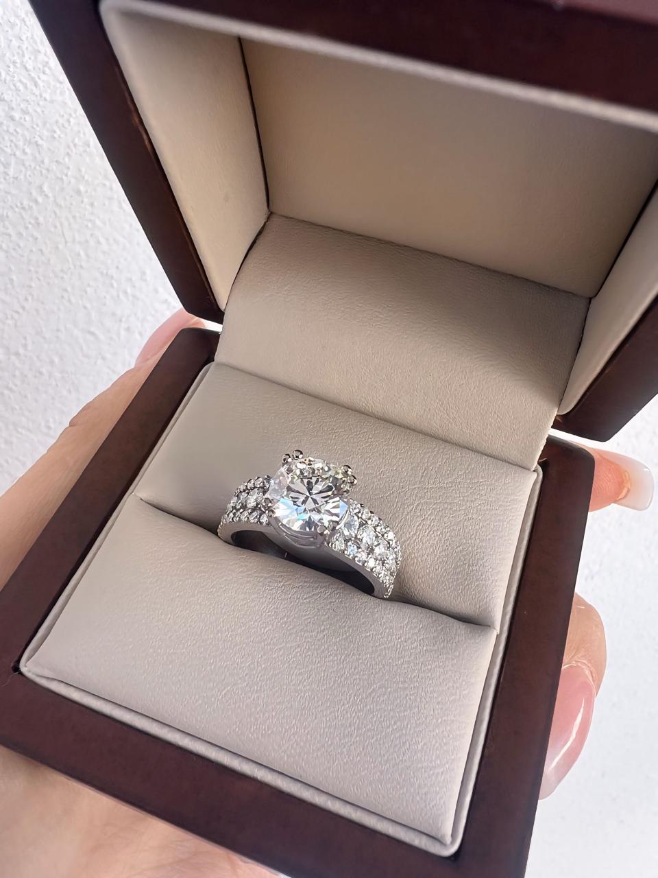 Anillo de Compromiso 1.5 ct Corte REDONDO con triple banda diamante labgrown. - Anillo de Compromiso en Oro (10k, 14k, 18k) y Diamante Lab-Grown