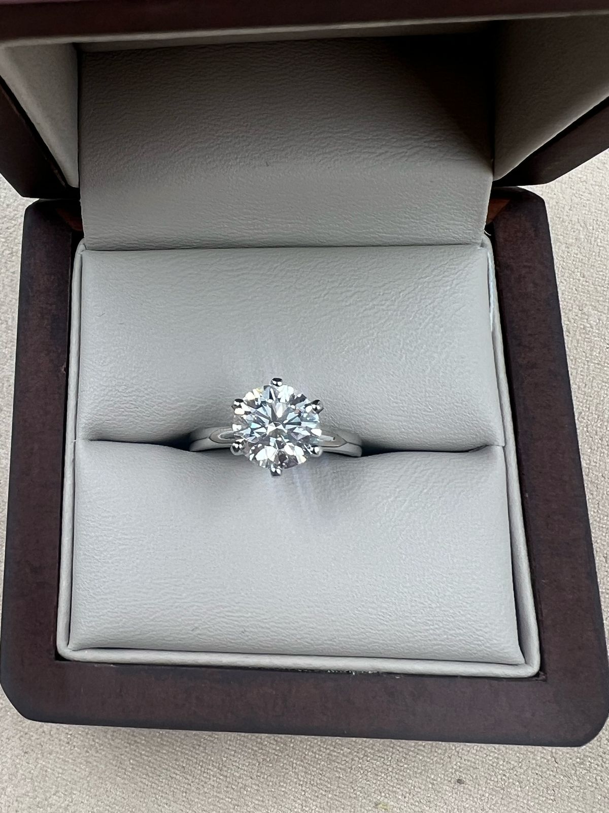 Anillo de Compromiso Clásico 1.0ct Corte REDONDO solitario- Anillo de Compromiso en Oro (10k, 14k, 18k) o plata 0.925 y Diamante Lab-Grown o Moissanita